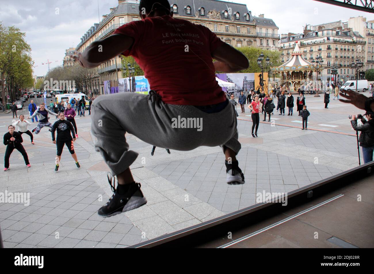 Le Coach Kevin Coique donne un cours de MOUV’K (concept dansé de remise en forme), Grand public et gratuit, organisé par le BHV Marais et Reebok sur le parvis de L’Hotel de ville a Paris, France le 26 avril, 2016. Foto von Alain Apaydin/ABACAPRESS.COM Stockfoto