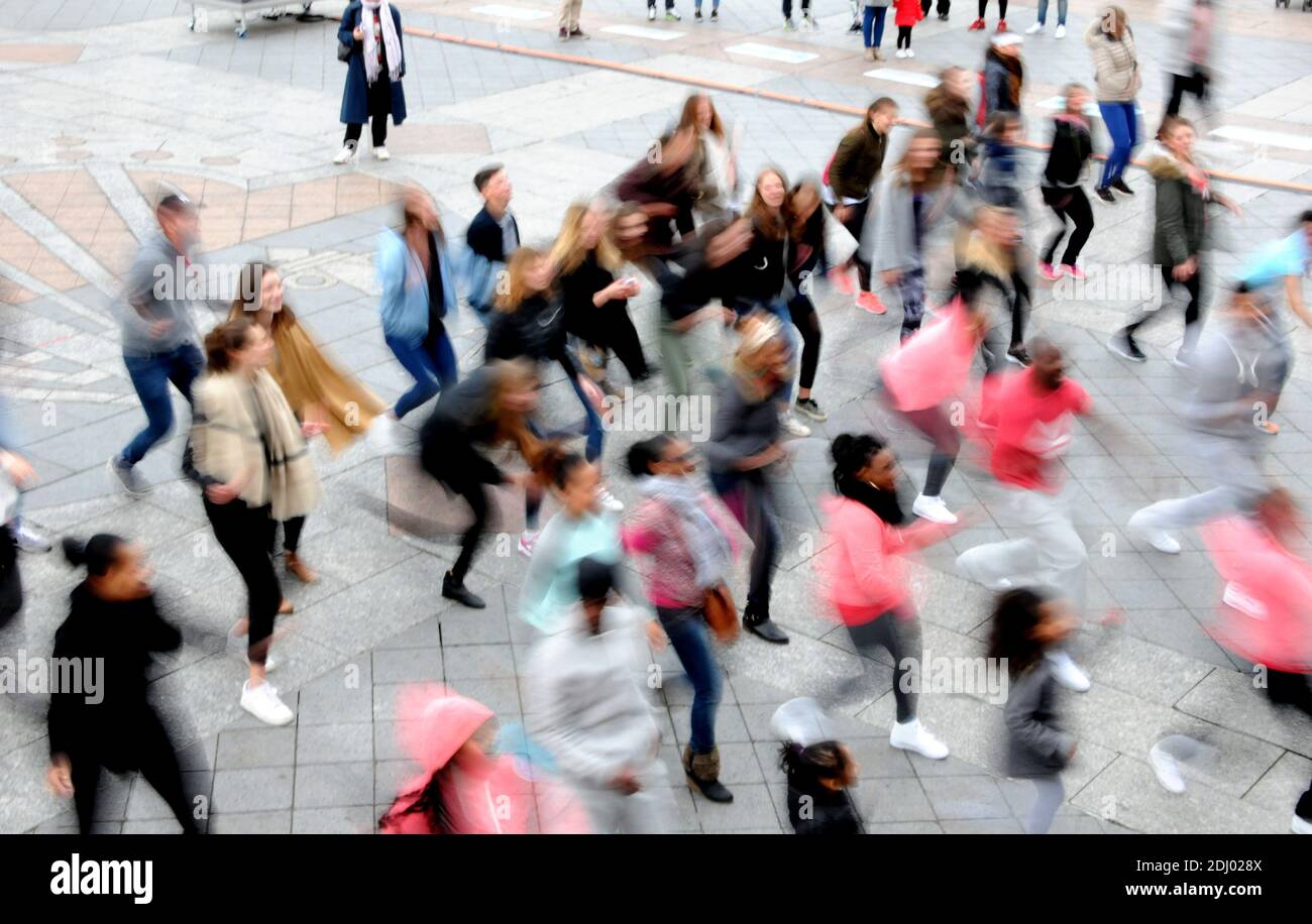Le Coach Kevin Coique donne un cours de MOUV’K (concept dansé de remise en forme), Grand public et gratuit, organisé par le BHV Marais et Reebok sur le parvis de L’Hotel de ville a Paris, France le 26 avril, 2016. Foto von Alain Apaydin/ABACAPRESS.COM Stockfoto
