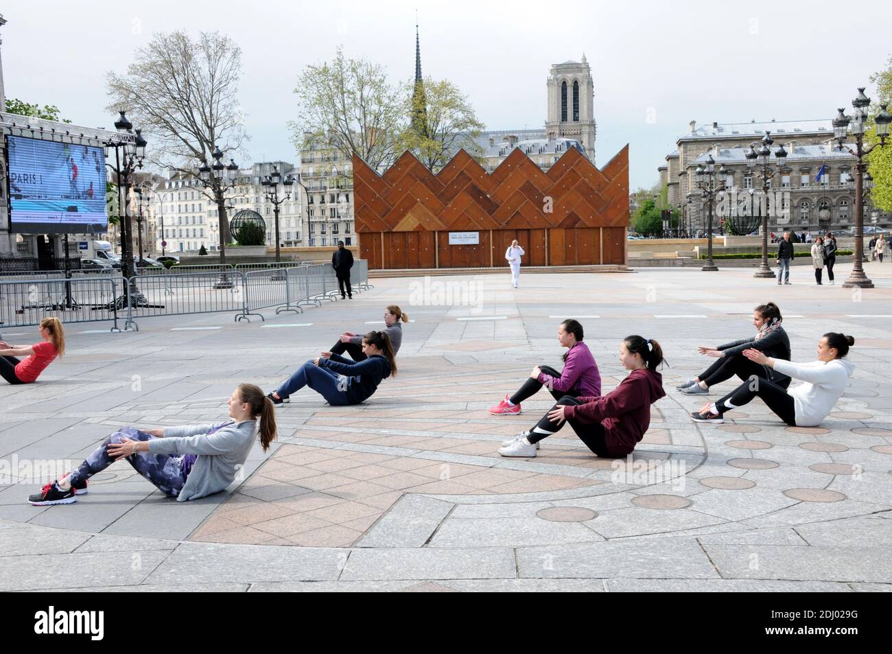 Le Coach Kevin Coique donne un cours de MOUV’K (concept dansé de remise en forme), Grand public et gratuit, organisé par le BHV Marais et Reebok sur le parvis de L’Hotel de ville a Paris, France le 26 avril, 2016. Foto von Alain Apaydin/ABACAPRESS.COM Stockfoto