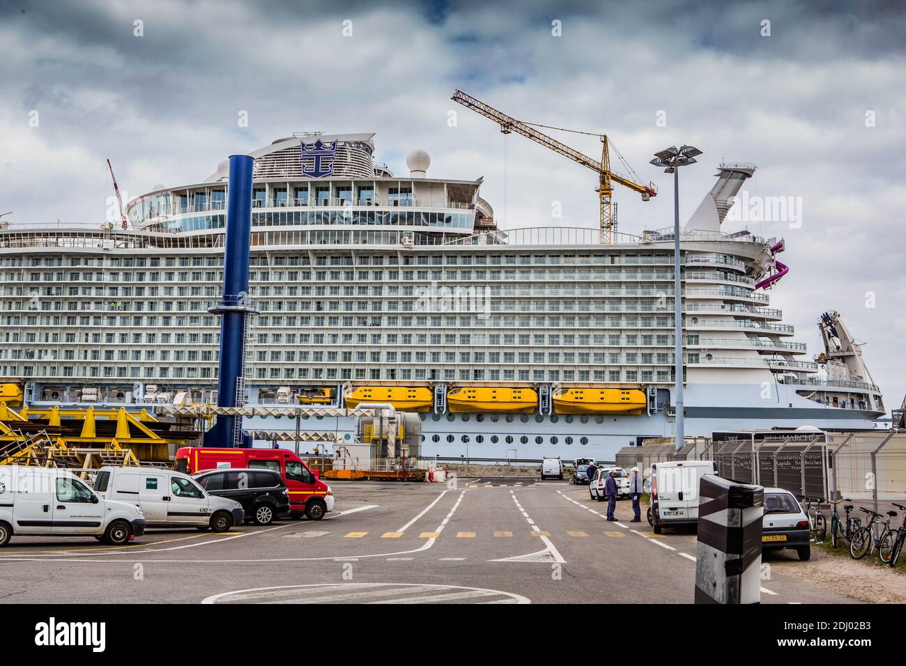 Das Kreuzfahrtschiff Harmony of the Seas auf der STX-Werft in Saint-Nazaire, Westfrankreich, nach seinem zweiten Probefahrt am 26. April 2016. Mit einer Kapazität von 6.296 Passagieren und 2.384 Besatzungsmitgliedern ist die Harmony of the Seas, die von STX France für die Royal Caribbean International gebaut wurde, die größte Schiffsrundfahrt der Welt. Foto von David Boyer/ABACAPRESS.COM Stockfoto