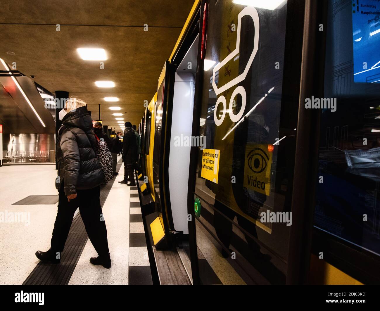 Berlin, Deutschland - 12. Dezember 2020 - Passagiere steigen aus der U-Bahn - jeder trägt Mund- und Nasenschutz wegen der Covid-19-Krise Stockfoto