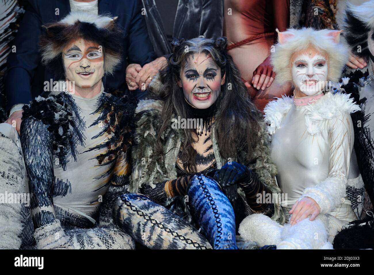 Chimene Badi und Cast posieren nach der Cats Musical Show im Mogador Theater in Paris, Frankreich am 28. April 2016. Foto von Aurore Marechal/ABACAPRESS.COM Stockfoto