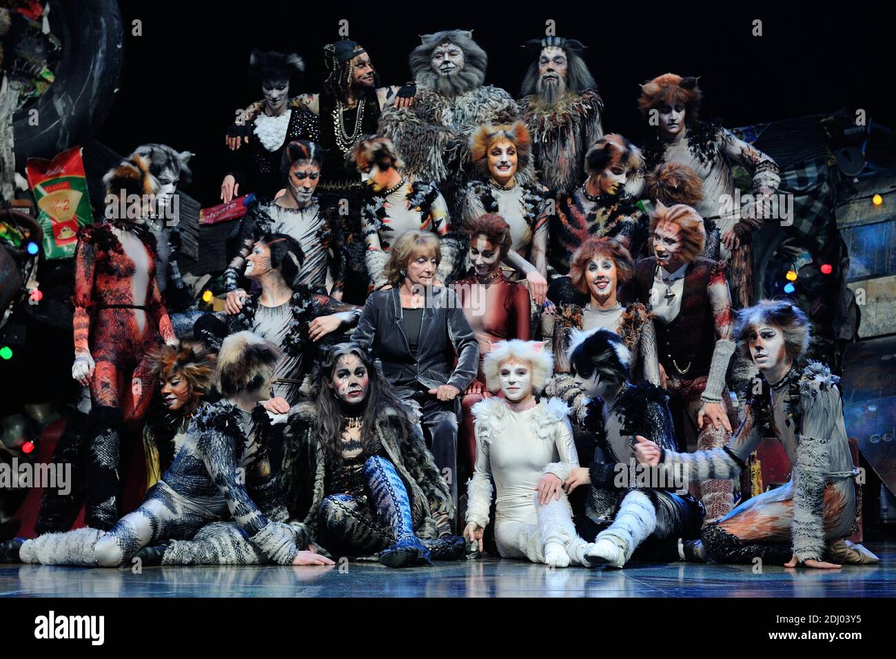 Gillian Lynne, Chimene Badi und Cast posieren nach der Cats-Musicalshow im Mogador-Theater in Paris, Frankreich am 28. April 2016. Foto von Aurore Marechal/ABACAPRESS.COM Stockfoto