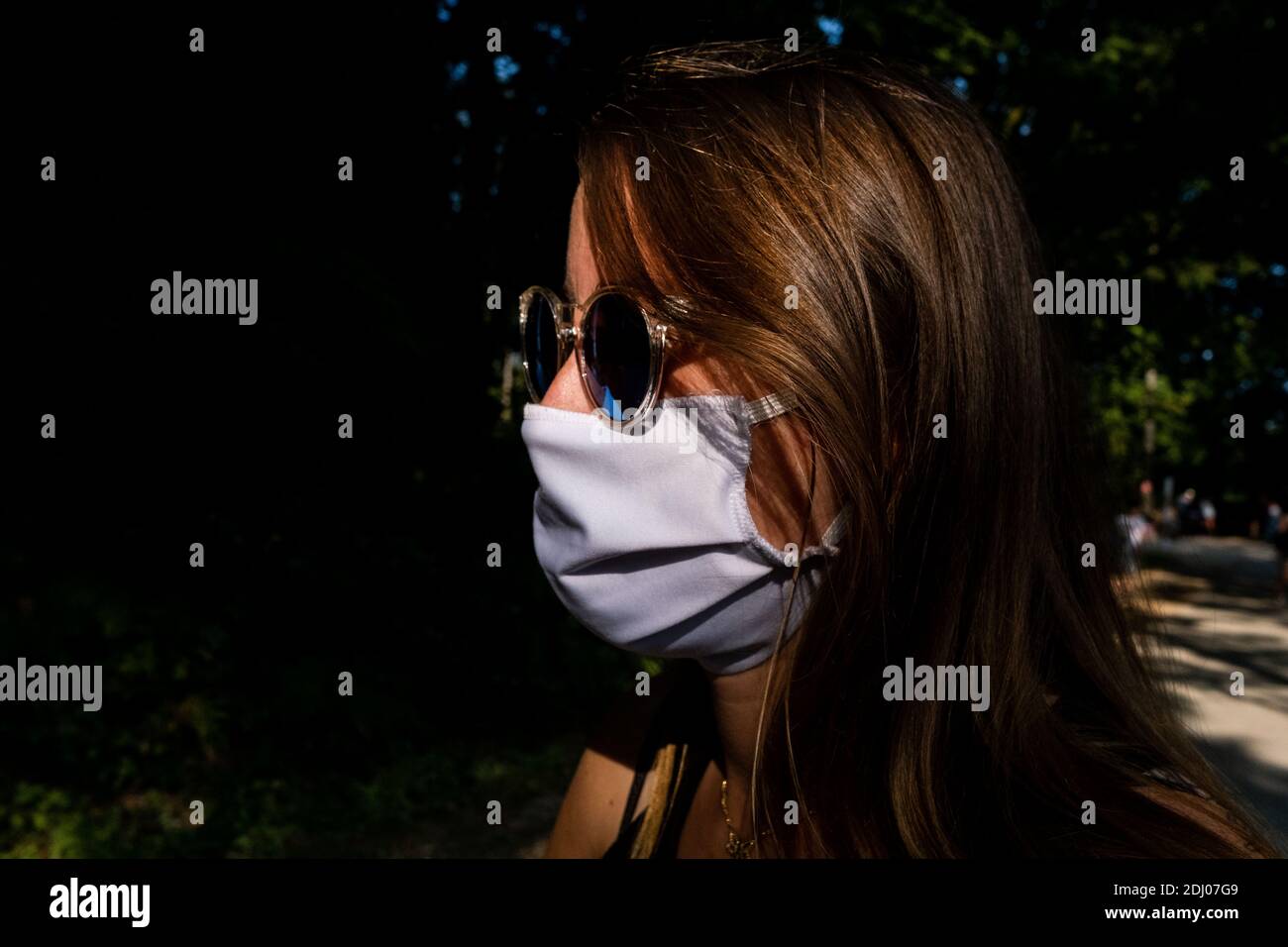 Das Tragen der Schutzmaske gegen den Covid-19 ist im Tierpark Branfere obligatorisch. Die Guerno am 2020-09-13. Port du masque de Protection Forts Stockfoto