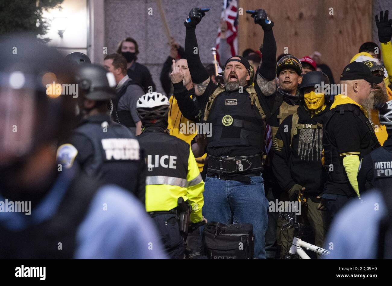 Washington, Usa. Dezember 2020. Präsident Trump-Anhänger schreien bei einer Pro-Trump-Kundgebung in Washington, DC, am Samstag, 12. Dezember 2020, gegen Gegenprotestierer. Große Gruppen von Anhängern von Präsident Donald Trump marschieren auf die Hauptstadt der Nation, während sie ohne Beweise behaupten, dass der designierte Präsident Joe Biden die US-Wahl von Donald Trump gestohlen habe. Foto von Kevin Dietsch/UPI Kredit: UPI/Alamy Live News Stockfoto