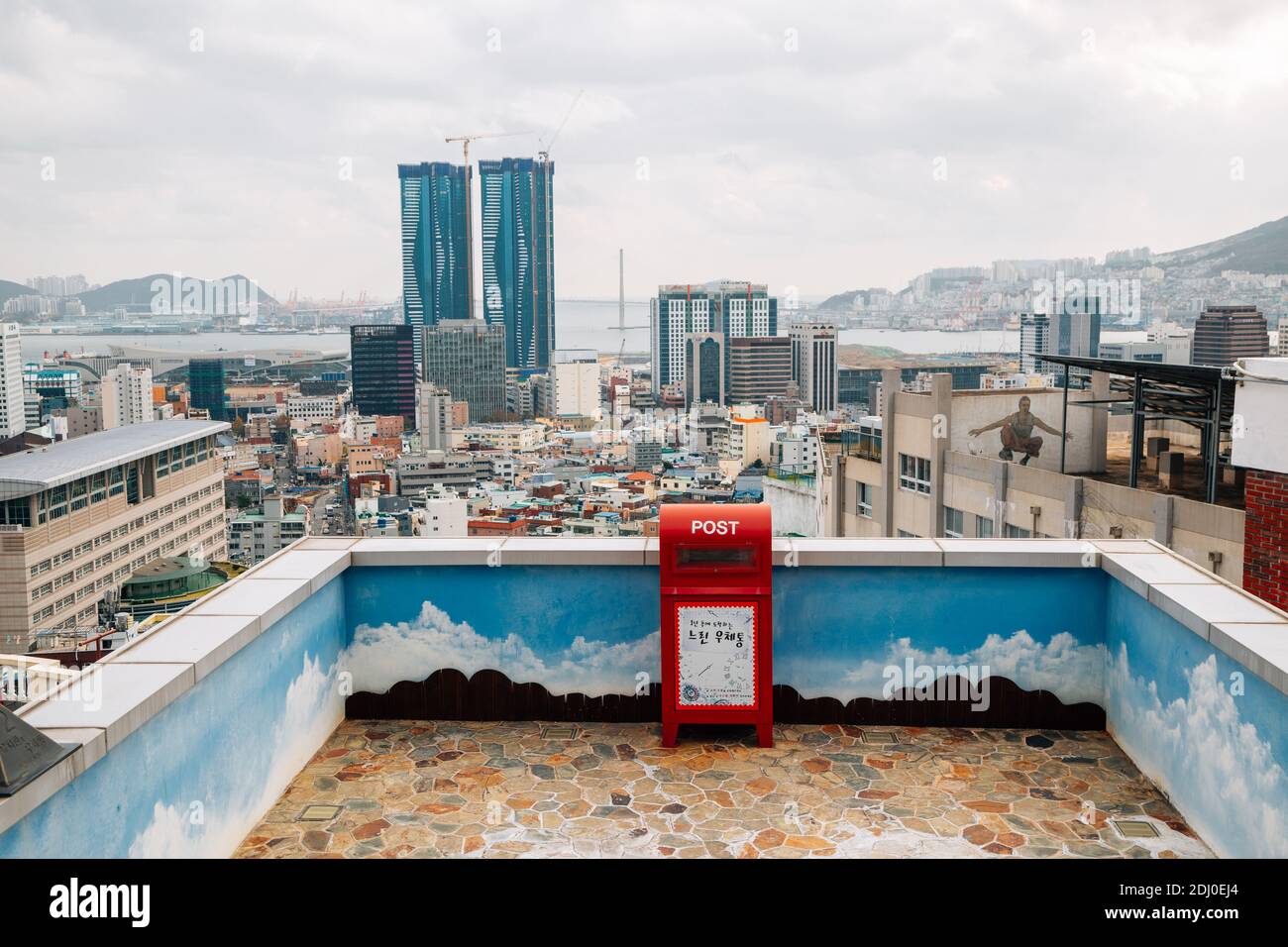 Busan, Korea - 14. November 2020 : Panorama-Ansicht von Busan Stadt und Meer von Choryang Ibagu-gil Yu Chi-hwan Postbox Observatorium Stockfoto