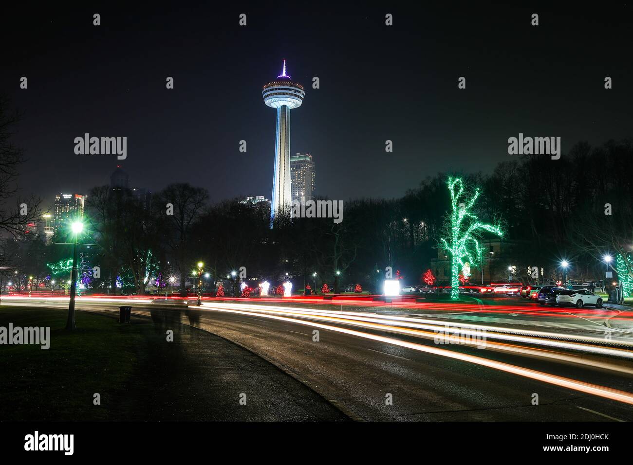 11. Dezember 2020, Niagara Falls, Ontario, Kanada. Über 3 Millionen Lichter bedecken den Niagara Pkwy für 8 Kilometer beim Winter Festival of Lights in Niagara Fal Stockfoto