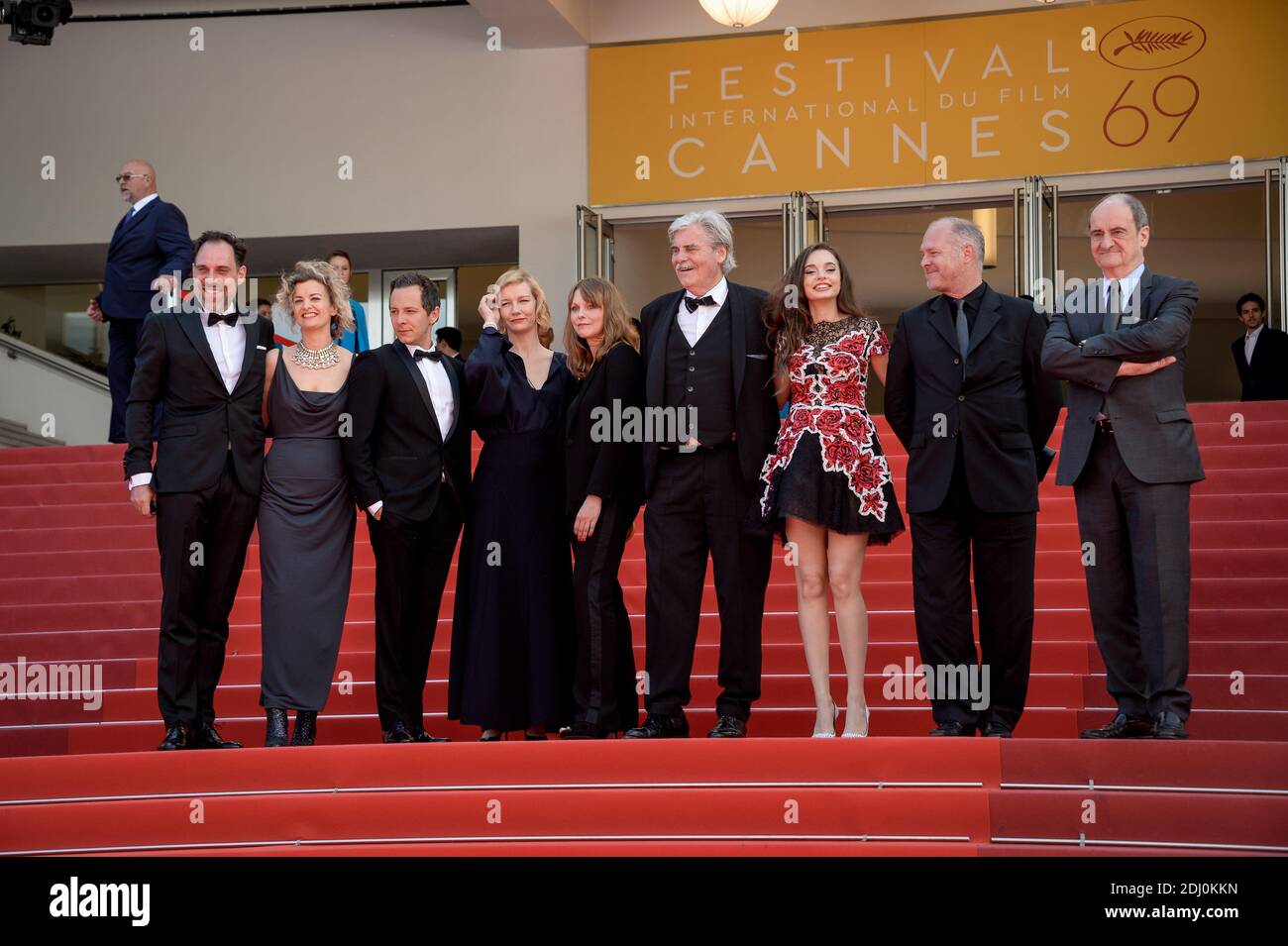 Peter Simonischek, Vlad Ivanov, Thomas Loibl, Trystan Putter, Ingrid Bisu, Sandra Huller, Lucy Russel, Janine Jackowski bei der Premiere von Toni Erdmann im Rahmen der 69. Filmfestspiele von Cannes am 14. Mai 2016 in Cannes, Frankreich. Foto von Julien Zannoni/APS-Medias/ABACAPRESS.COM Stockfoto