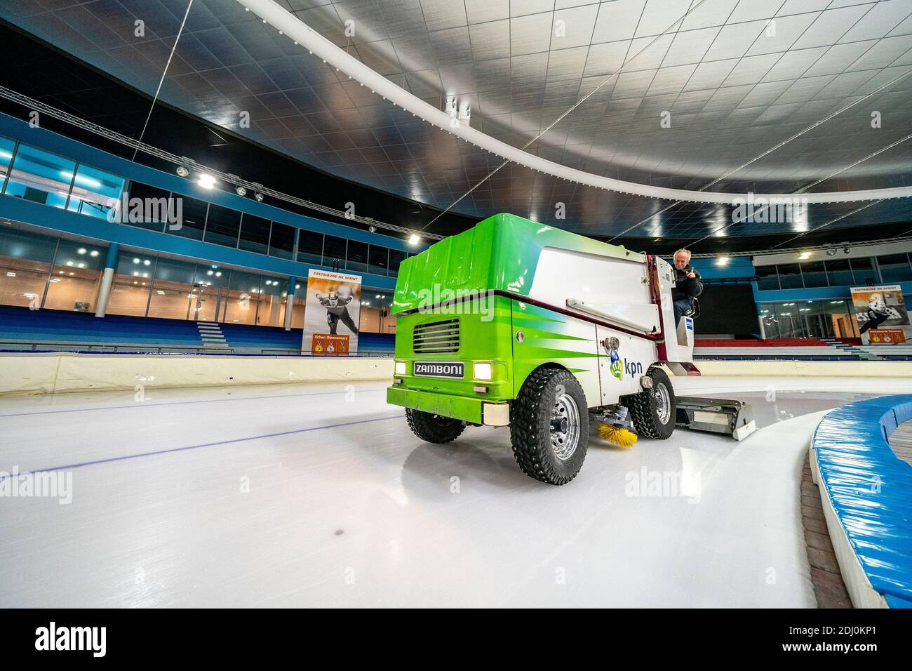 HEERENVEEN, NIEDERLANDE - DEZEMBER 12: Eisvorbereitung während der DAIKIN National Distance Championship Shorttrack in Thialf am 12. dezember 2020 in H Stockfoto