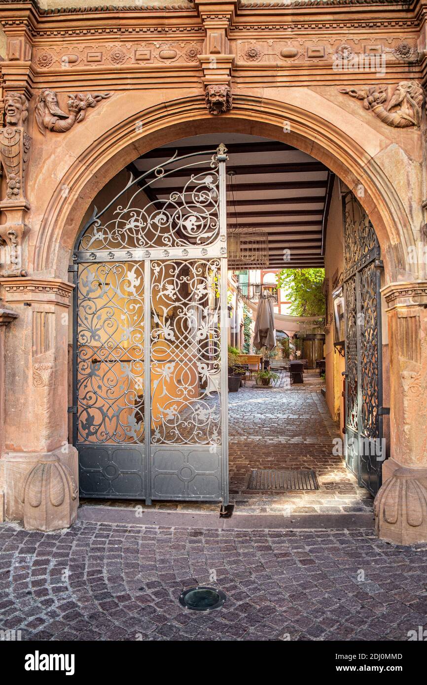 Kunstvolles Tor führt zum Restaurant im Innenhof, Frankreich Stockfoto