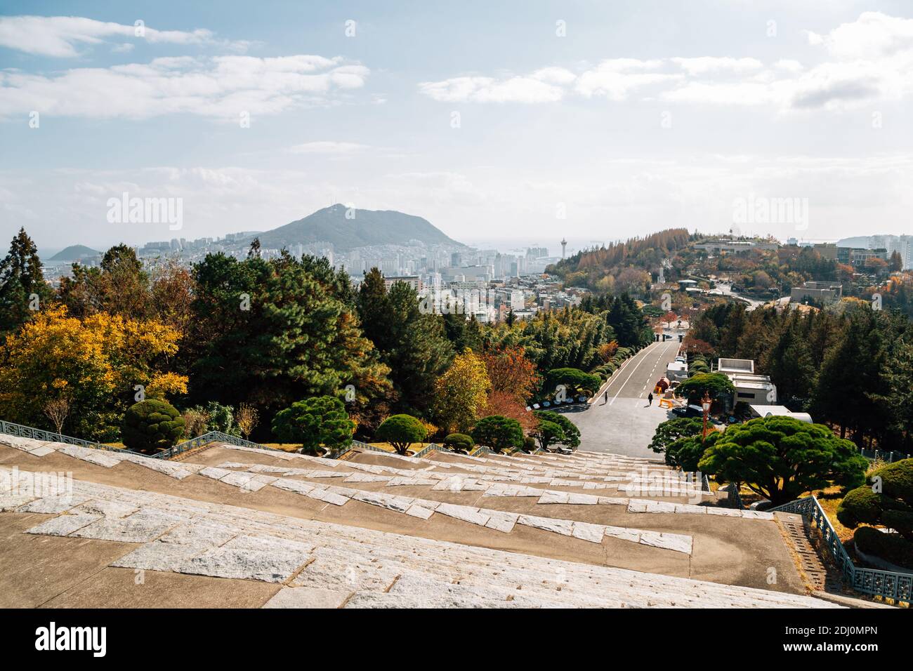 Herbstlandschaft des Democracy Park und Busan Stadtbild vom Jungang Park (Daecheong Park) in Busan, Korea Stockfoto