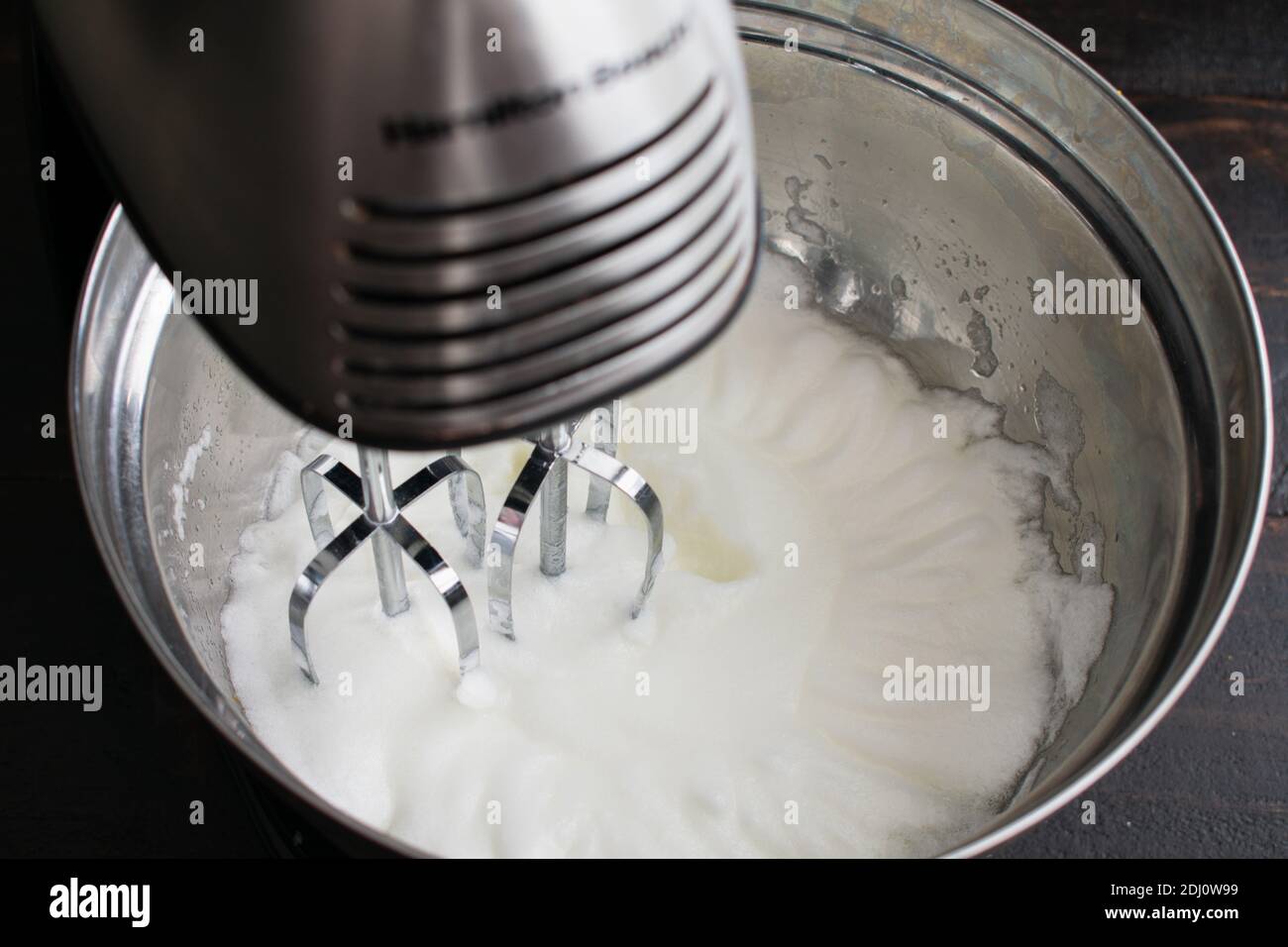 Schlagen von Eiweiß zu Meringue: Eiweiß, das in einem Standmixer geschlagen  wurde, bis sie flauschig sind Stockfotografie - Alamy