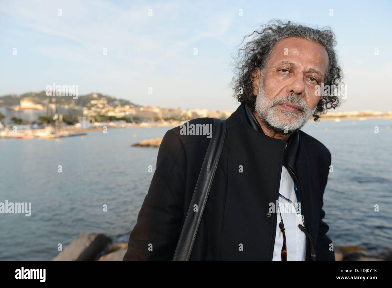 Der palästinensische Filmregisseur Nasri Hajjaj wurde am 16. Mai 2016 in Cannes, Frankreich, gesehen, nachdem er 15 Minuten "work in progress" seines Dokumentarfilms "Munich : A Palestinian Story" auf dem Cannes Film Market gezeigt hatte. Die Vorführung befand sich mitten in einer Kontroverse, nachdem Beamte der französischen jüdischen Gemeinde den Bürgermeister von Cannes und den Präsidenten der Filmfestspiele von Cannes wegen der "Unterstützung des Terrorismus" und der "Unachtung der Familien der Opfer des Münchner Angriffs" aufgefordert hatten, sie zurückzuziehen. Foto von Ammar Abd Rabbo/ABACAPRESS.COM Stockfoto