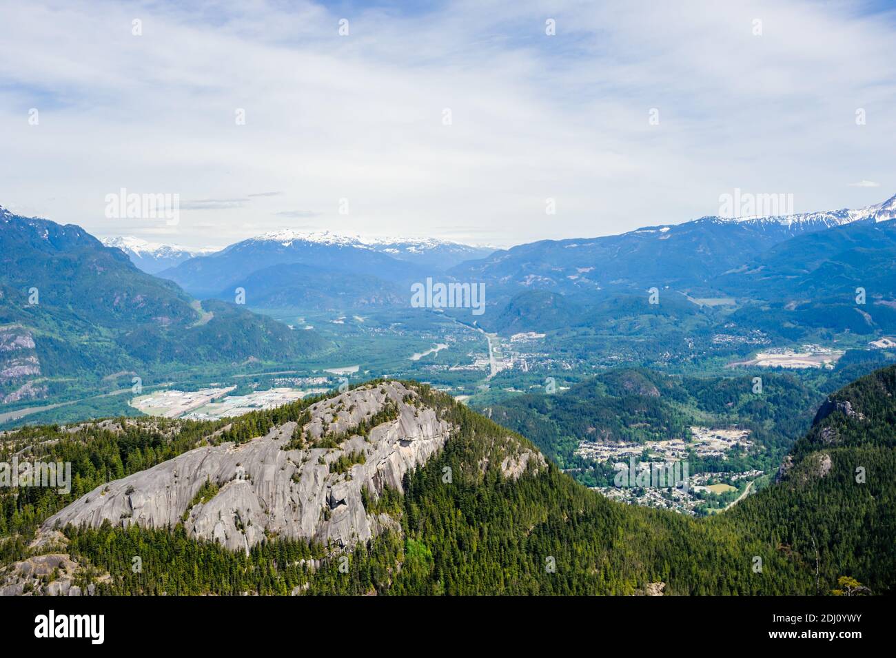 Stadt und umliegende Berge in Squamish, British Columbia, Kanada. Stockfoto