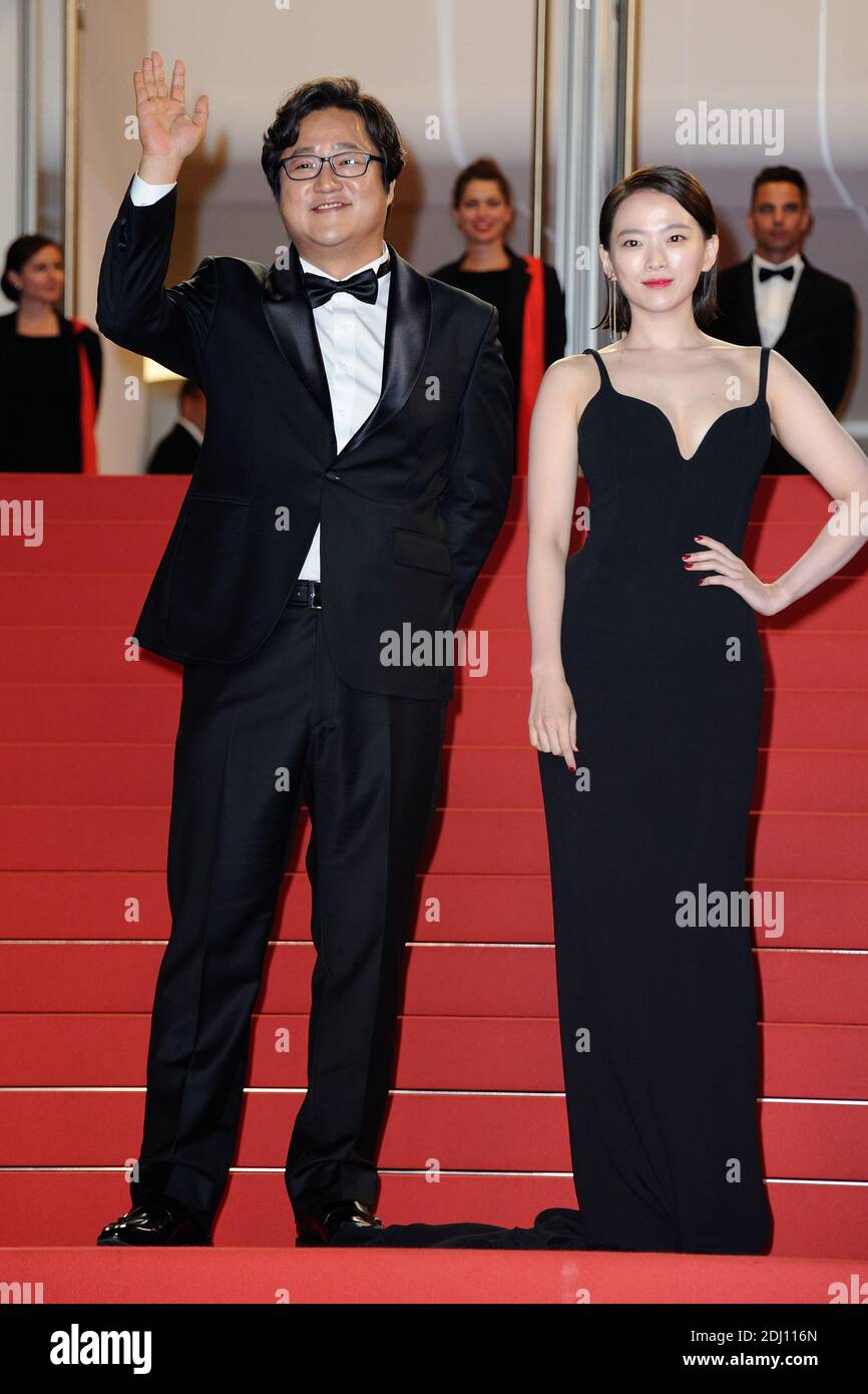 Kwak do Won und Chun Woo Hee waren am 18. Mai 2016 im Palais des Festivals in Cannes, Frankreich, bei der Vorführung von "Goksung (The Strangers)" im Rahmen der 69. Filmfestspiele von Cannes dabei. Foto von Aurore Marechal/ABACAPRESS.COM Stockfoto