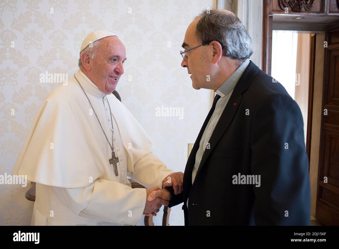 Papst Franziskus traf am 20. Mai 2016 im Vatikan mit dem französischen Kardinal Philippe Barbarin zusammen. Barbarin ist der unter Beschuss stehende Erzbischof von Lyon, der verdächtigt wird, sich in einem Skandal, der die Kirche in Frankreich erschüttert hat, vor einem pädophilen Priester zu vertuschen. Drei Tage nach der Zitation des Papstes kam das Überraschungstreffen mit der Aussage, ‘wäre unsinnig und unvorsichtig’, Barbarins Rücktritt in diesem Stadium zu suchen. Argumentieren, dass wäre zu implizieren, er sei schuldig der möglichen Strafanzeige gegen ihn. Foto von ABACAPRESS.COM Stockfoto