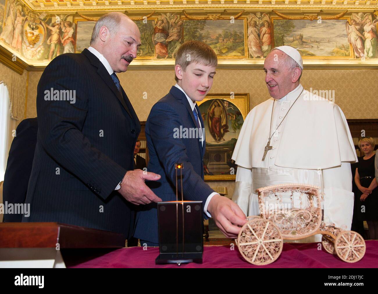 Papst Franziskus trifft am 21. Mai 2016 im Vatikan den weißrussischen Präsidenten Alexander Lukaschenko und seinen Sohn Nikolai. Foto von ABACAPRESS.COM Stockfoto