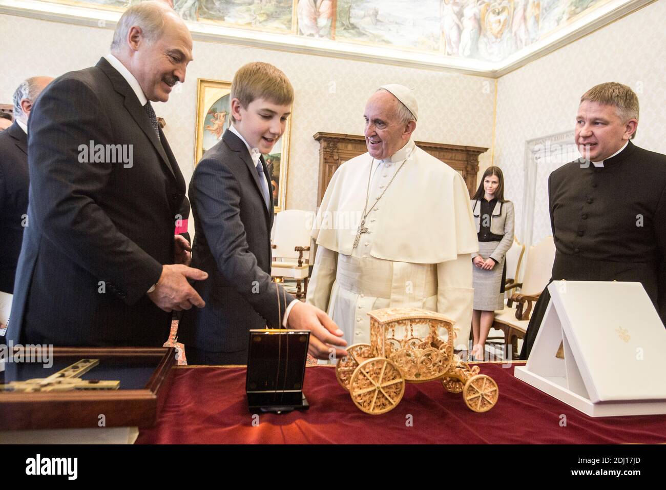 Papst Franziskus trifft am 21. Mai 2016 im Vatikan den weißrussischen Präsidenten Alexander Lukaschenko und seinen Sohn Nikolai. Foto von ABACAPRESS.COM Stockfoto