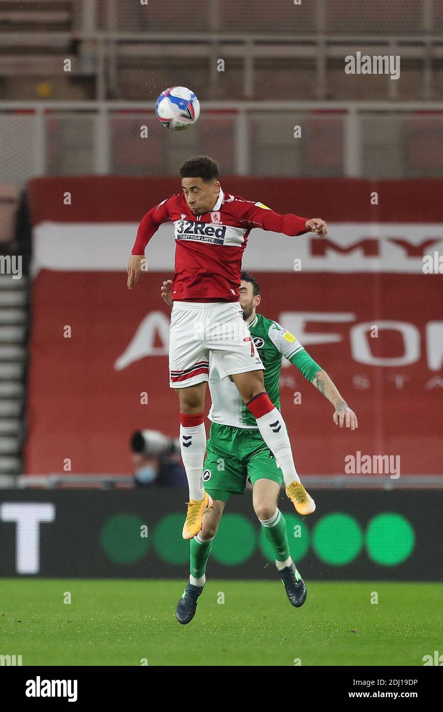 MIDDLESBROUGH, ENGLAND. 12. DEZEMBER Marcus Tavernier aus Middlesbrough gewinnt einen Header gegen Scott Malone während des Sky Bet Championship-Spiels zwischen Middlesbrough und Millwall im Riverside Stadium, Middlesbrough am Samstag, 12. Dezember 2020. (Kredit: Mark Fletcher, Mi News) Kredit: MI Nachrichten & Sport /Alamy Live Nachrichten Stockfoto