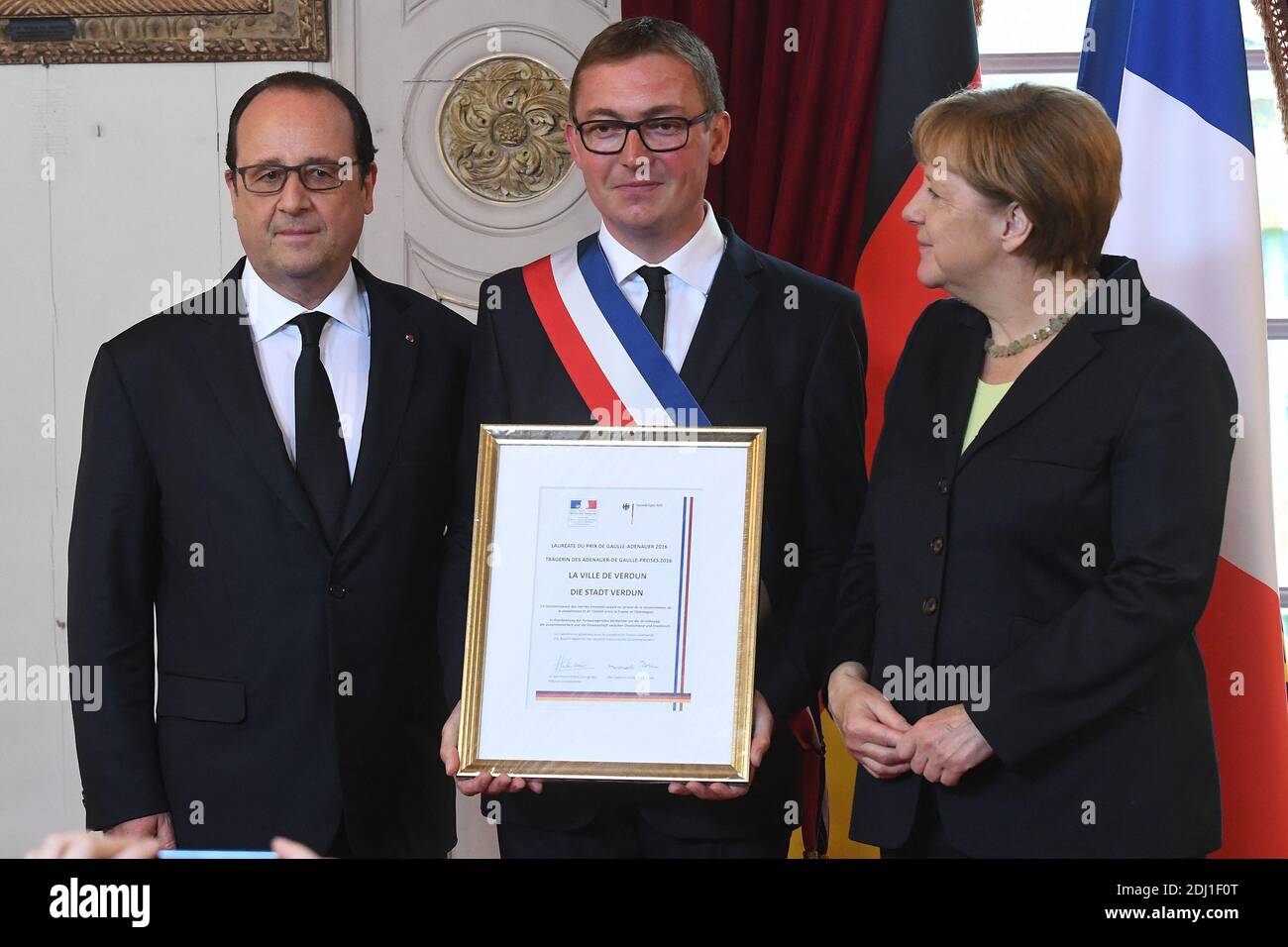 L-R: Der französische Präsident Francois Hollande, der Bürgermeister von Verdun Samuel Hazard, Bundeskanzlerin Angela Merkel überreicht der Stadt Verdun den De-Gaulle-Adenauer-Preis 2016 während der nationalen gedenkfeiern zum 100. Jahrestag der Schlacht von Verdun am 29. Mai 2016 im Rathaus von Verdun, Ostfrankreich. Foto von Pol Emile/Pool/ABACAPRESS.COM Stockfoto