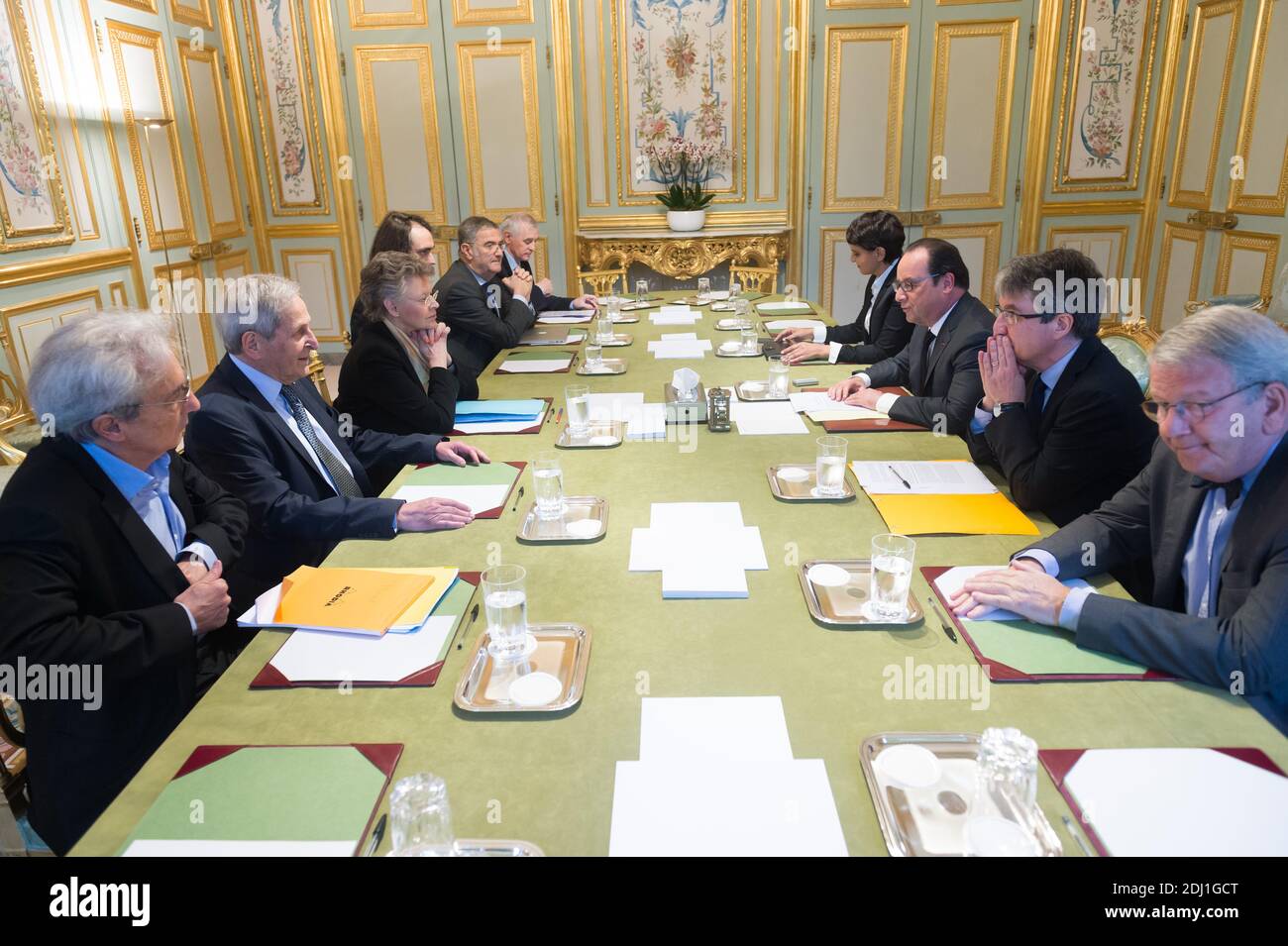 Der französische Präsident Francois Hollande erhält zusammen mit dem Minister für Bildung, Hochschulbildung und Forschung Najat Vallaud-Belkacem (L-R) 2007 den Nobelpreis für Physik Albert Fert, 1997 den Nobelpreis für Physik Claude Cohen-Tannoudji, 2008 den Nobelpreis für Medizin Francoise Barre-Sinoussi, 2010 Fields Medal Laureat Cedric Villani, 2012 Nobelpreis für Physik Serge Haroche und 2007 Friedensnobelpreis Jean Jouzel, im Elysee Palace in Paris, Frankreich am 30. Mai 2016. Hollande empfing die Wissenschaftler nach einem Artikel, den sie in der französischen Zeitung Le Monde mitunterschrieben hatten, um den Entwurf des Haushaltsdekrets zu verurteilen Stockfoto