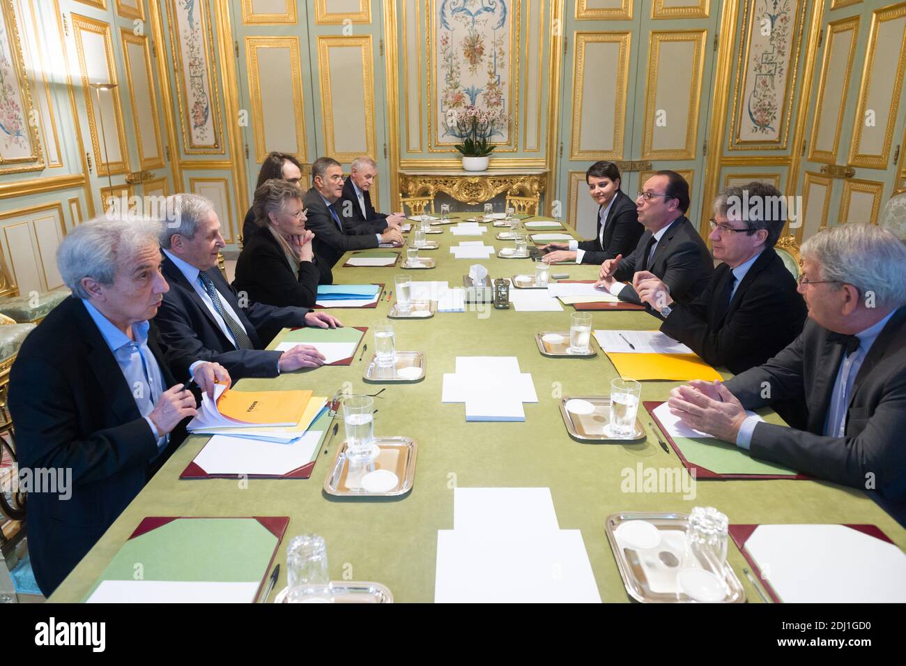 Der französische Präsident Francois Hollande erhält zusammen mit dem Minister für Bildung, Hochschulbildung und Forschung Najat Vallaud-Belkacem (L-R) 2007 den Nobelpreis für Physik Albert Fert, 1997 den Nobelpreis für Physik Claude Cohen-Tannoudji, 2008 den Nobelpreis für Medizin Francoise Barre-Sinoussi, 2010 Fields Medal Laureat Cedric Villani, 2012 Nobelpreis für Physik Serge Haroche und 2007 Friedensnobelpreis Jean Jouzel, im Elysee Palace in Paris, Frankreich am 30. Mai 2016. Hollande empfing die Wissenschaftler nach einem Artikel, den sie in der französischen Zeitung Le Monde mitunterschrieben hatten, um den Entwurf des Haushaltsdekrets zu verurteilen Stockfoto