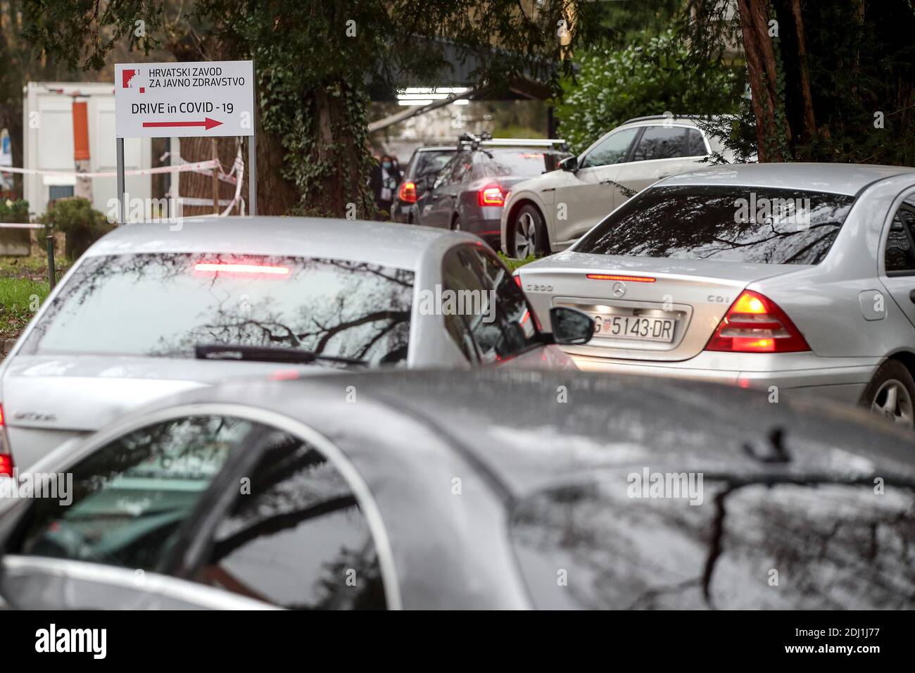 (201213) -- ZEGRED, 13. Dezember 2020 (Xinhua) -- Menschen warten in Autos auf COVID-19-Tests an einem Drive-in-Testplatz des Kroatischen Instituts für öffentliche Gesundheit in Zagreb, Kroatien, 12. Dezember 2020. (Igor Kralj/Pixsell über Xinhua) Stockfoto