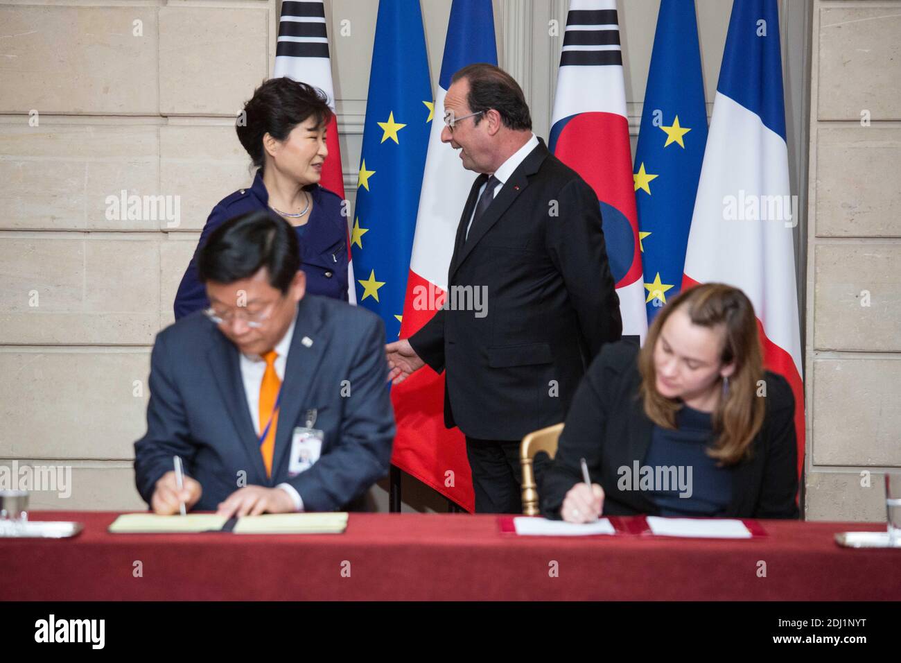 Der französische Präsident Francois Hollande, der südkoreanische Präsident Park Geun hye, die Staatssekretärin für den digitalen Sektor Axelle Lemaire und der südkoreanische Minister für Handel, Industrie und Energie, Joo Hyung Hwan, nehmen am 03. Juni an einer Unterschriftszeremonie im Anschluss an ein Treffen der wirtschaftlichen Zusammenarbeit zwischen Südkorea und Frankreich in Paris Teil. 2016. Foto von Hamilton/Pool/ABACAPRESS.COM Stockfoto