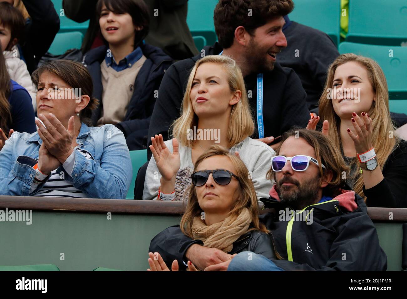 Alba Carrillo beobachtet ihren Mann Feliciano Lopez beim Doppel-Finale der  Herren bei den BNP Paribas Tennis French Open 2016 im Roland-Garros-Stadion,  Paris, Frankreich am 4. Juni 2016. Foto von Henri Szwarc/ABACAPRESS.COM  Stockfotografie -