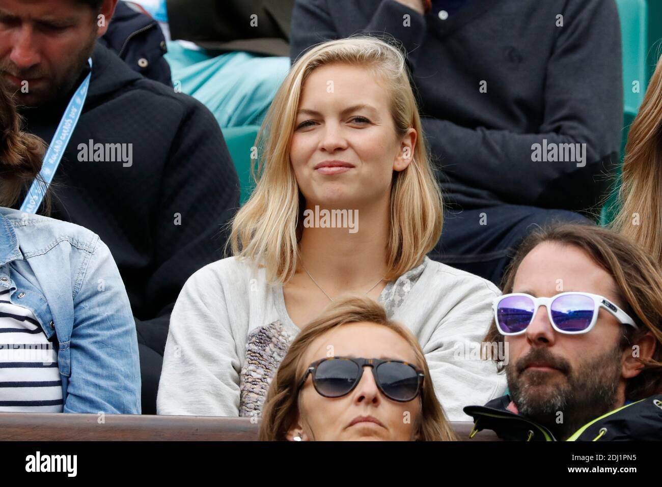 Alba Carrillo beobachtet ihren Mann Feliciano Lopez beim Doppel-Finale der  Herren bei den BNP Paribas Tennis French Open 2016 im Roland-Garros-Stadion,  Paris, Frankreich am 4. Juni 2016. Foto von Henri Szwarc/ABACAPRESS.COM  Stockfotografie -