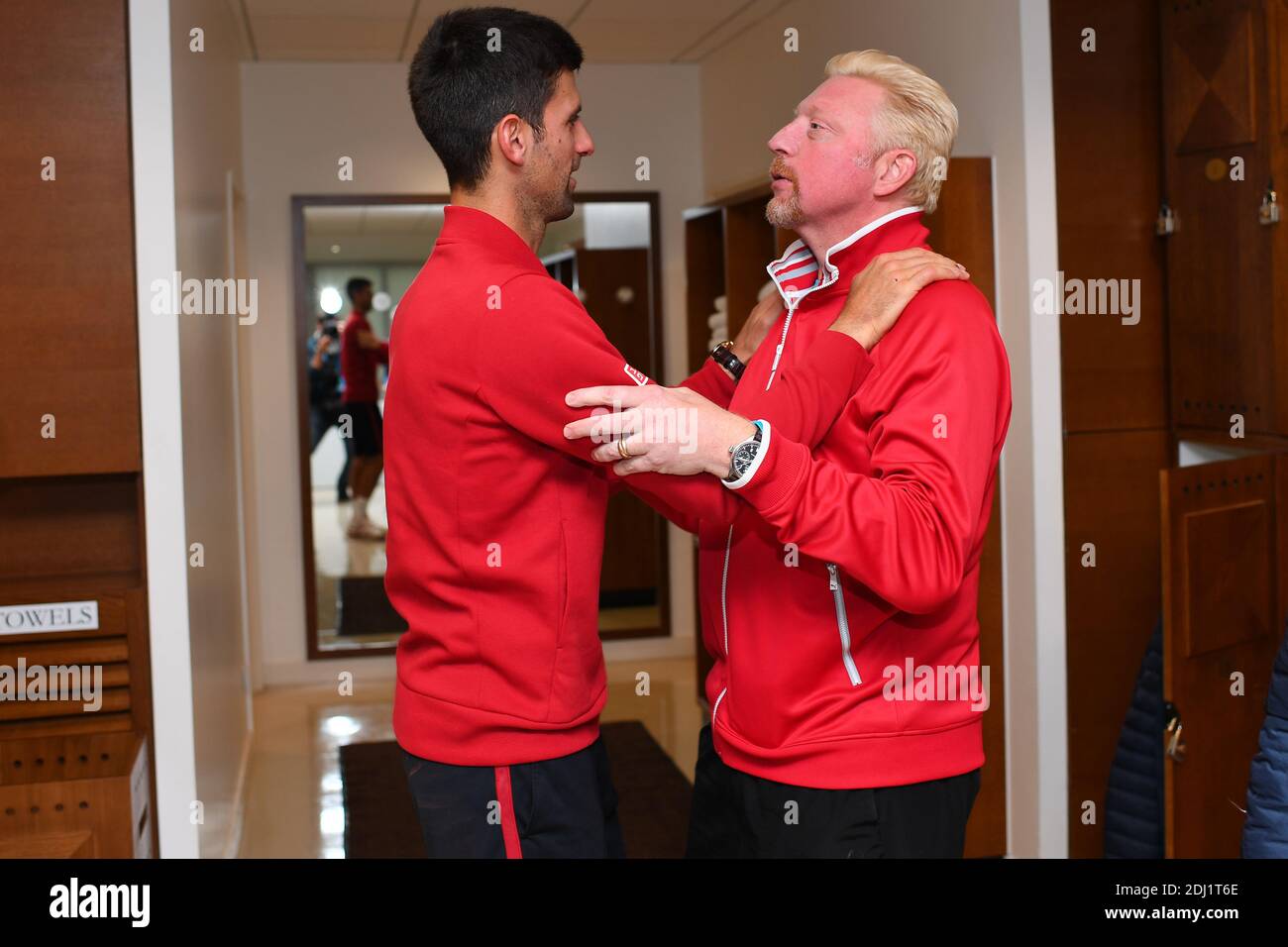 Ein Handout-Foto, das von der Federation Francaise de Tennis (FFT) veröffentlicht wurde, zeigt den serbischen Novak Djokovic mit seinem Trainer, dem ehemaligen deutschen Tennisspieler Boris Becker in der Umkleidekabine, nachdem er das Endspiel der Männer gegen den Briten Andy Murray bei den Roland Garros 2016 French Tennis Open in Paris gewonnen hatte. Am 5. Juni 2016. Foto von Nicolas Gouhier/POOL/FFT/ABACAPRESS.COM Stockfoto