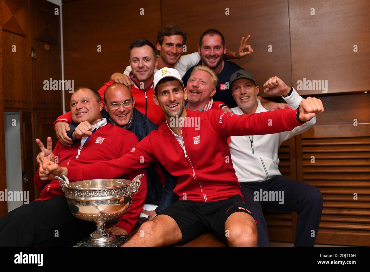 Ein Handout-Foto, das von der Föderation Francaise de Tennis (FFT) veröffentlicht wurde, zeigt den serbischen Novak Djokovic (C), der mit seiner Trophäe in der Umkleidekabine posiert, flankiert von seinem Trainer, dem ehemaligen deutschen Tennisspieler Boris Becker (C-R), nachdem er das Herrenfinalspiel gegen den Briten Andy Murray bei der Roland Garros 2016 gewonnen hatte French Tennis Open in Paris, Frankreich, am 5. Juni 2016. Foto von Nicolas Gouhier/POOL/FFT/ABACAPRESS.COM Stockfoto