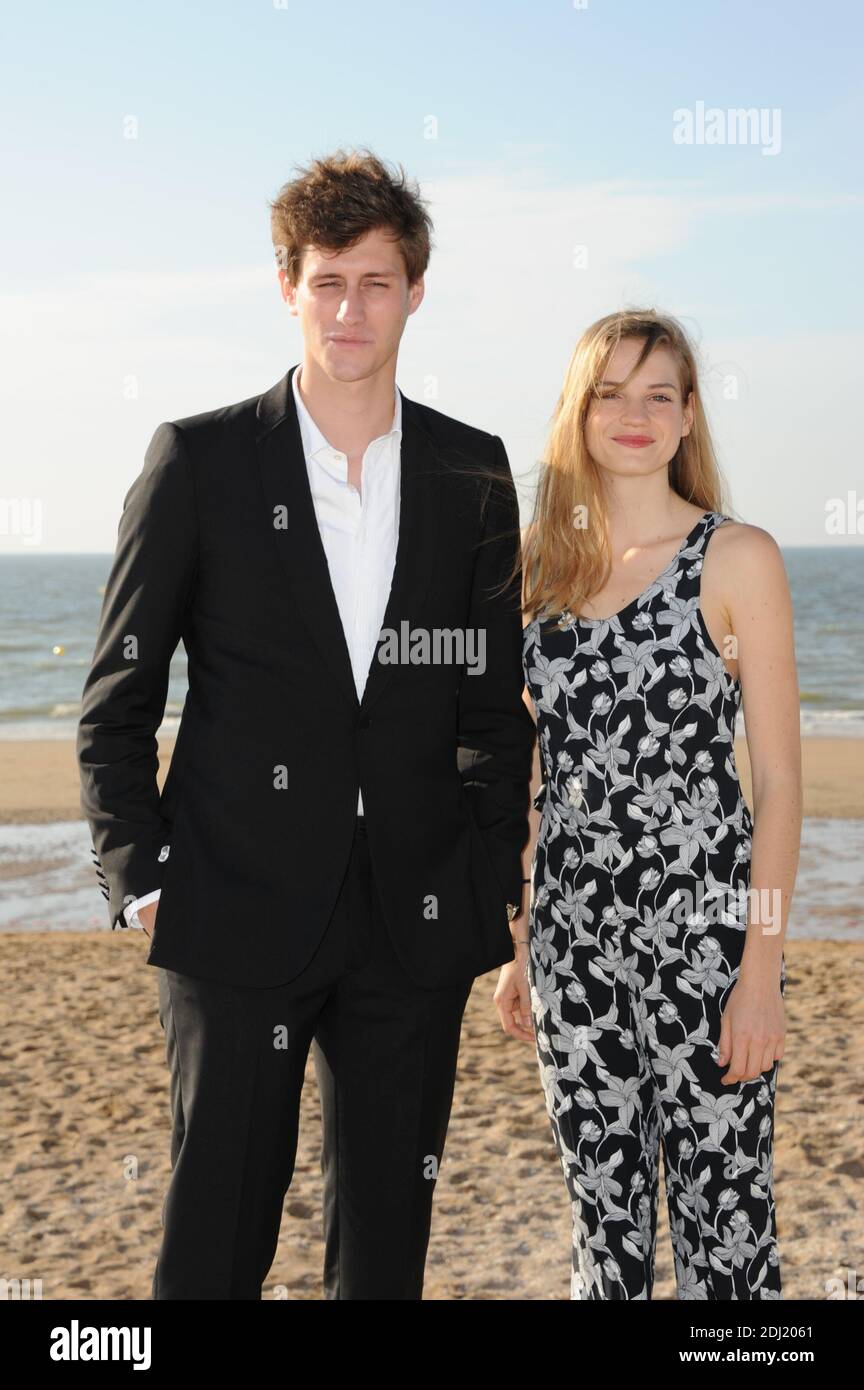 Jean Baptiste Maunier Und Noemie Schmidt Posieren Fur Eine Fotoaufnahme Am Strand Wahrend Des 30 Cabourg Romantic Film Festival In Cabourg Frankreich Am 11 Juni 2016 Foto Von Mireille Ampilhac Abacapress Com Stockfotografie Alamy