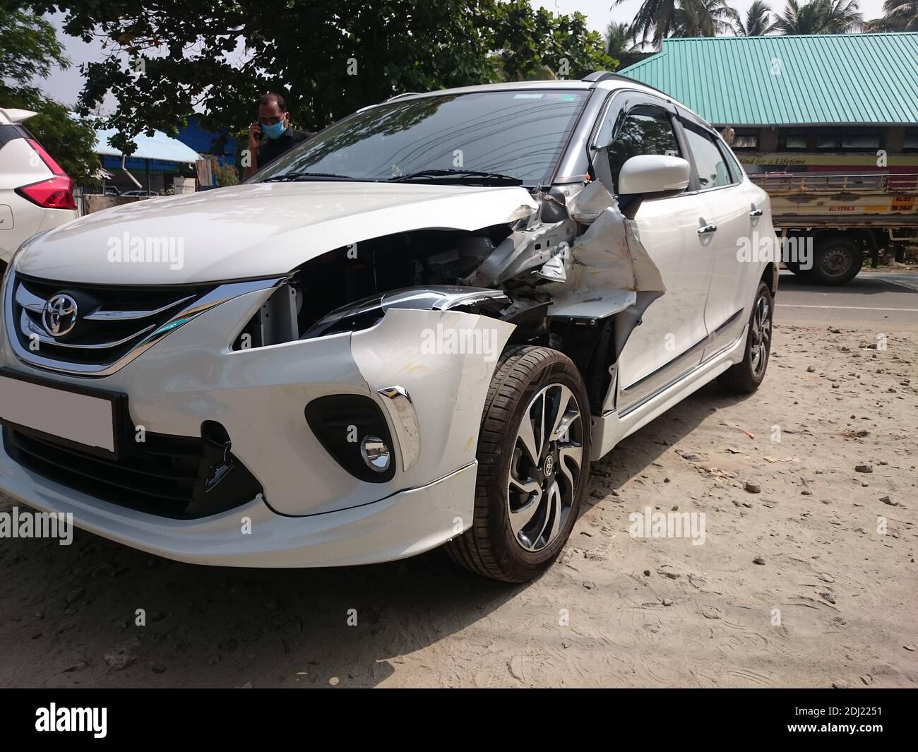Thrissur, Kerala, Indien - 12-12-2020: Toyota Glanza hat einen Unfall. Stoßfänger vorne, Kotflügel, Scheinwerfer beschädigt. Stockfoto