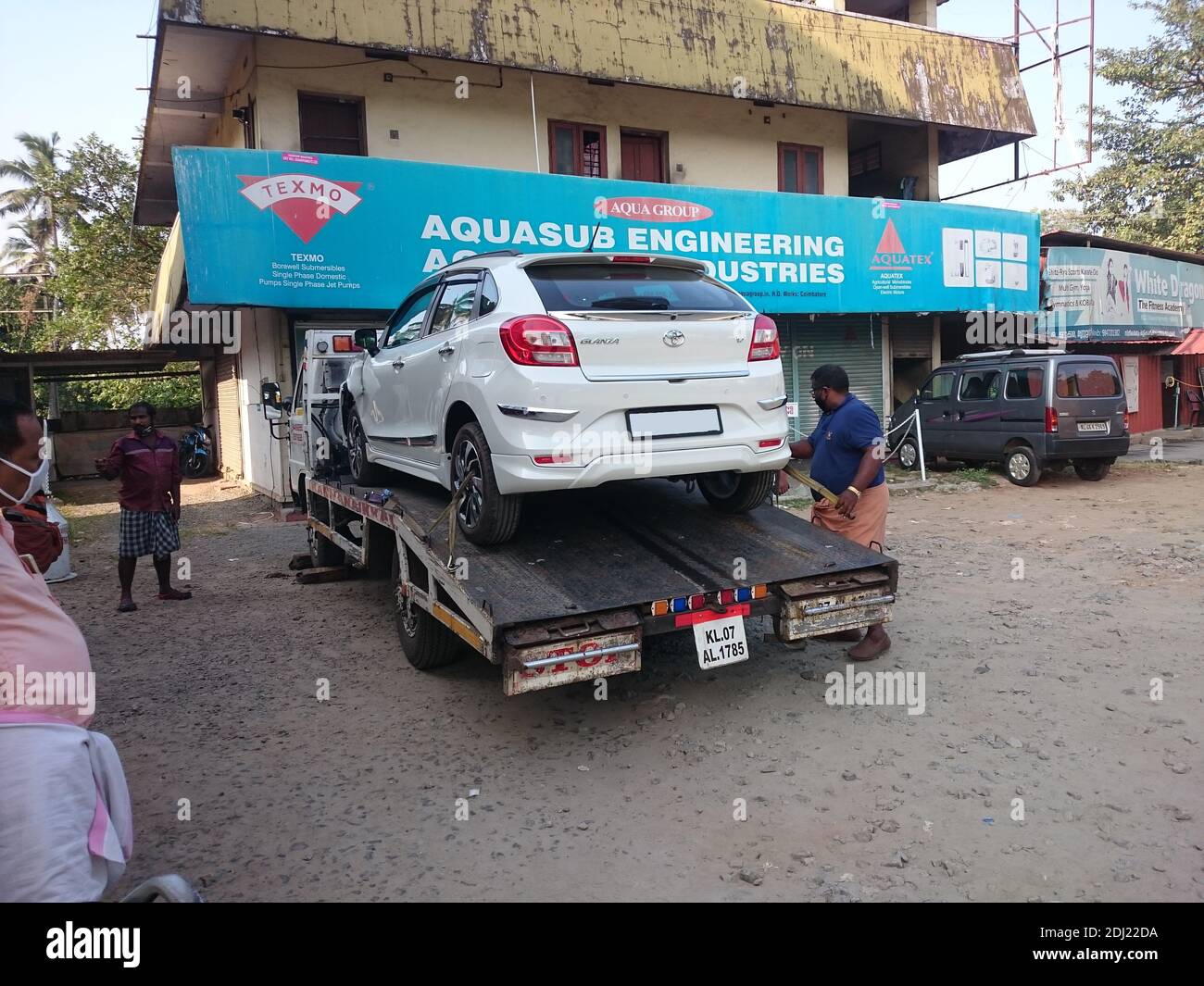 Thrissur, Kerala, Indien - 12-12-2020: Schleppen beschädigt Toyota glanza Auto mit einem Abschleppwagen Stockfoto