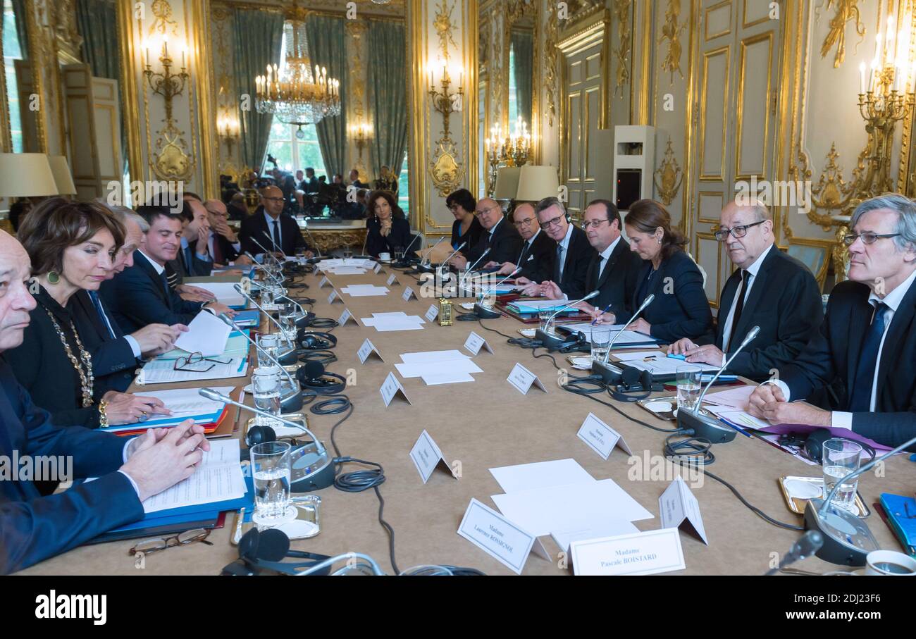 Der deutsche Innenminister Thomas De Maiziere nimmt an der wöchentlichen Kabinettssitzung Teil, bei der der französische Präsident Francois Hollande unter der Leitung von Minister für Gesundheit und Soziales Marisol Touraine, Premierminister Manuel Valls, Minister für Kultur und Kommunikation Audrey Azoulay, Minister für Arbeit, Beschäftigung, Berufsbildung und sozialer Dialog Myriam El Khomri, Minister für Finanzen und öffentliche Finanzen Michel Sapin, Innenminister Bernard Cazeneuve, Minister für Umwelt, Energie und Meeresangelegenheiten, zuständig für internationale Klimabeziehungen Segolene Royal, Minister Stockfoto