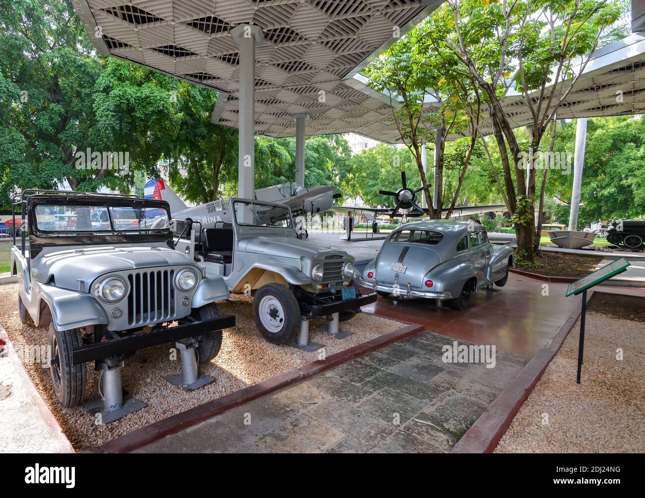 Museum der Revolutionsfahrzeuge in Havanna, Kuba. Fahrzeuge einschließlich Willy und Toyota Jeeps und Pontiac Auto. Stockfoto