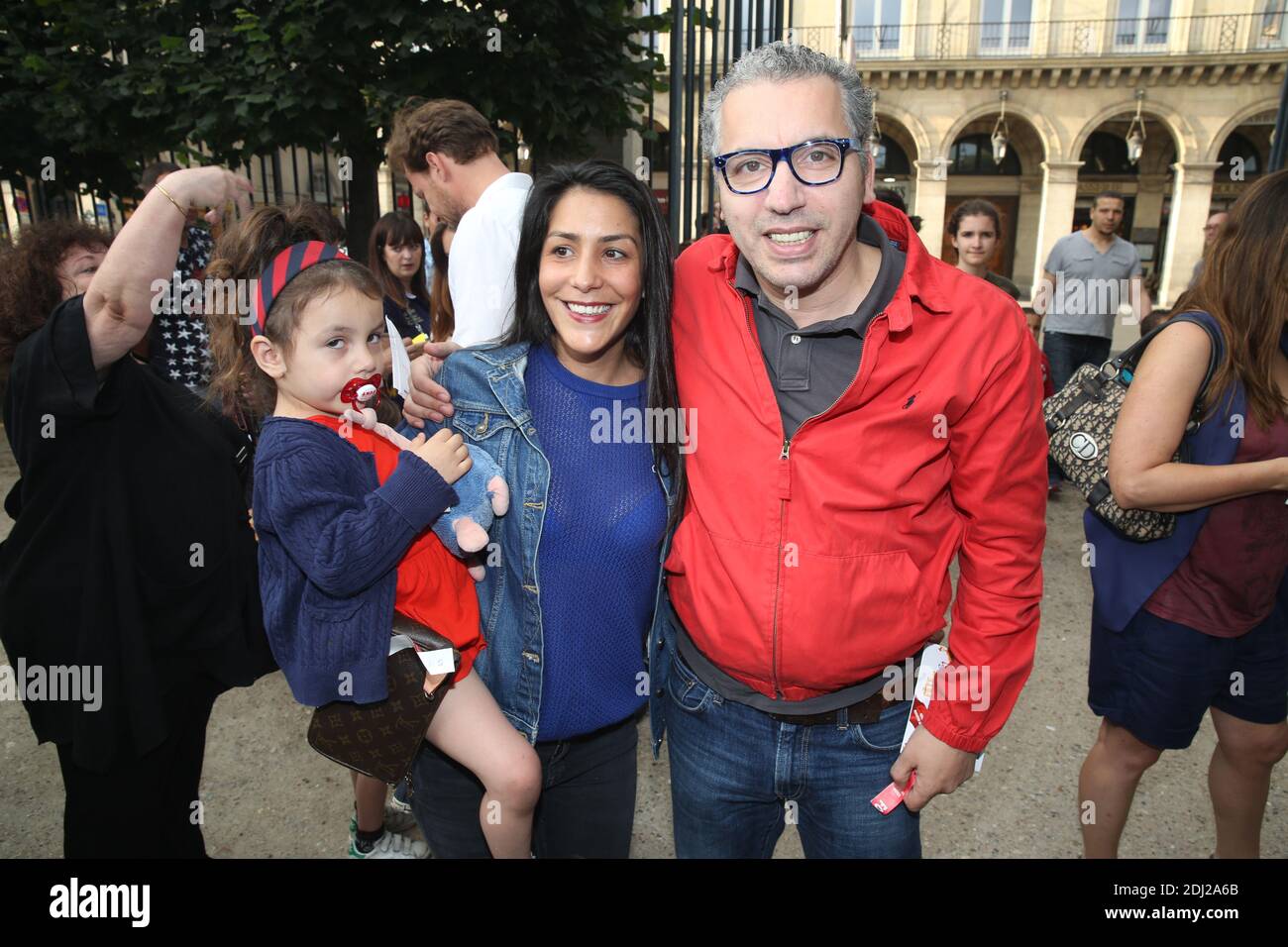 Atmen Kelif, seine Tochter und seine Frau nehmen an der Eröffnung der 32. Jährlichen Fete des Tuileries in Paris, Frankreich am 24. Juni 2015 Teil. Foto von Jerome Domine/ABACAPRESS.COM Stockfoto Atmen Kelif, seine Tochter und seine Frau nehmen an der Eröffnung der 32. Jährlichen Fete des Tuileries in Paris, Frankreich am 24. Juni 2015 Teil. Foto von Jerome Domine/ABACAPRESS.COM Stockfoto