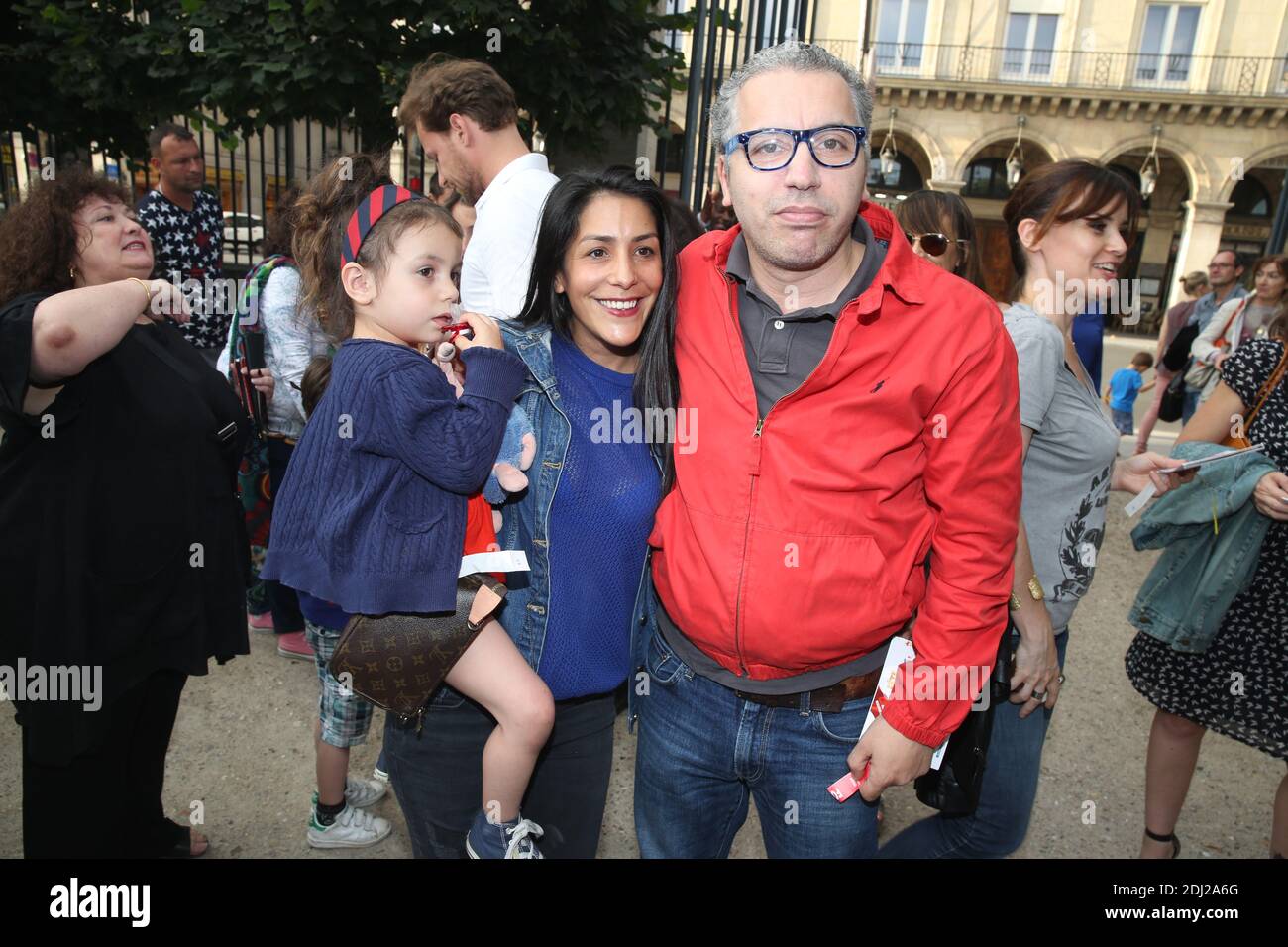 Atmen Kelif, seine Tochter und seine Frau nehmen an der Eröffnung der 32. Jährlichen Fete des Tuileries in Paris, Frankreich am 24. Juni 2015 Teil. Foto von Jerome Domine/ABACAPRESS.COM Stockfoto