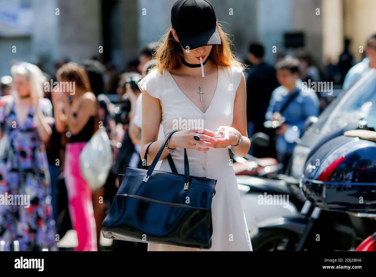 Street Style, Ankunft in Rick Owens Frühjahr-Sommer 2017 Herrenmode Show im Palais de Tokyo, in Paris, Frankreich, am 23. Juni 2016 statt. Foto von Marie-Paola Bertrand-Hillion/ABACAPRESS.COM Stockfoto