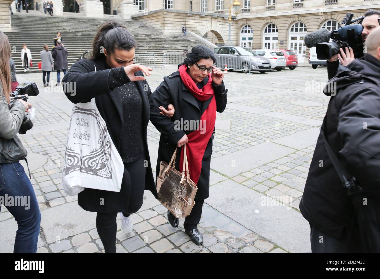 LA VICTIME FATIMA E. - BENOIT MAGIMEL AU TRIBUNAL CORRECTIONNNEL DE PARIS. L'ACTEUR EST POURSUIVI POUR 'BLESSURES INVOLONTAIRES', 'DELIT DE FUITE' ET 'USAGE DE STUPÉFIANTS' APPRES UN UNCIDENT DE VOITURE SURVENU LE 11 MARS. LE TRIBUNAL RECLAME 5000 EURO D'AMENDE ET LE RETRAIT DU PERMIS DE CONDUIRE. LA DECISION SERA RENDU LE 24. MAI 2016 Foto von Nasser Berzane/ABACAPRESS.COM Stockfoto