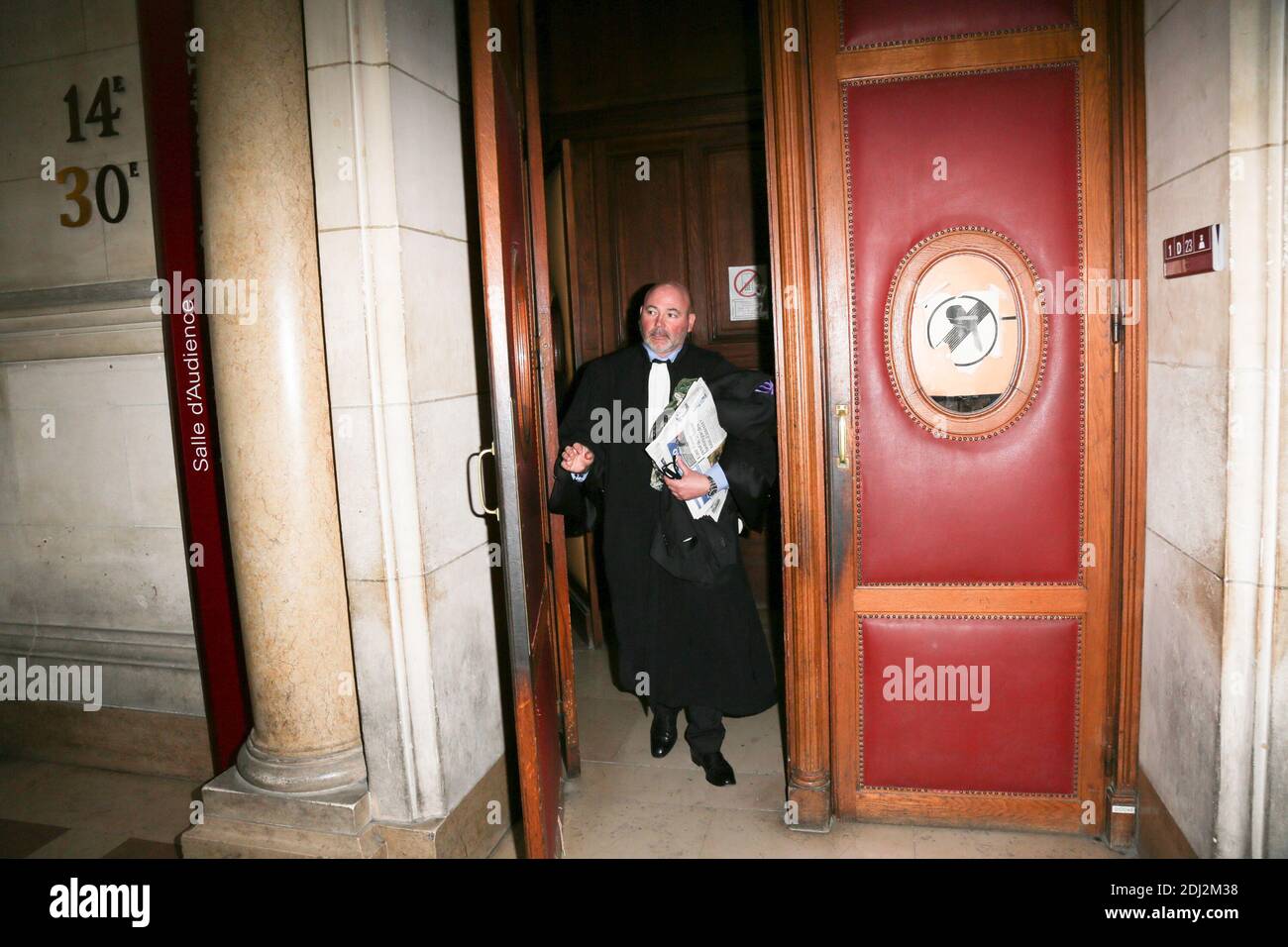 PASCAL GARBARINI, AVOCAT DE BENOIT MAGIMEL - BENOIT MAGIMEL AU TRIBUNAL CORECTIONNNNEL DE PARIS. L'ACTEUR EST POURSUIVI POUR 'BLESSURES INVOLONTAIRES', 'DELIT DE FUITE' ET 'USAGE DE STUPÉFIANTS' APPRES UN UNCIDENT DE VOITURE SURVENU LE 11 MARS. LE TRIBUNAL RECLAME 5000 EURO D'AMENDE ET LE RETRAIT DU PERMIS DE CONDUIRE. LA DECISION SERA RENDU LE 24. MAI 2016 Foto von Nasser Berzane/ABACAPRESS.COM Stockfoto