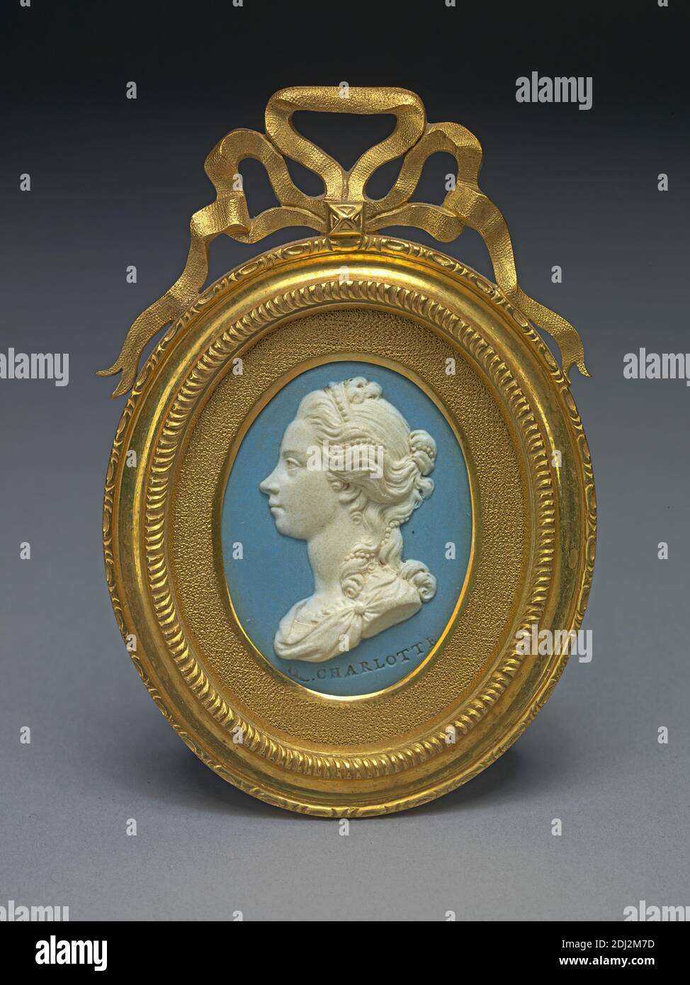 Queen Charlotte, nach dem Vorbild von William Hackwood, gestorben 1836, Brite, nach Isaac Gosset, 1713–1799, Brite, Josiah Wedgwood, 1730–1795, Brite, ca. 1776, Wedgwood und Bentley blau-weißer Jaspis, mit zeitgemäßem Ormolu-Rahmen mit durchbohrten Bändchenfinals, Overall: 2 1/4 Zoll (5,7 cm), Hochformat Stockfoto