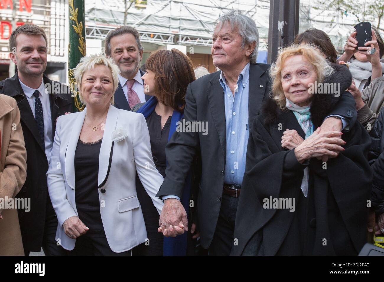 CATHEINE SALVADOR, ISABELLE AUBRET, ALAIN DELON - Einweihung des Place Henri Salvado Face à l'Olympia. Foto von Nasser Berzane/ABACAPRESS.COM Stockfoto