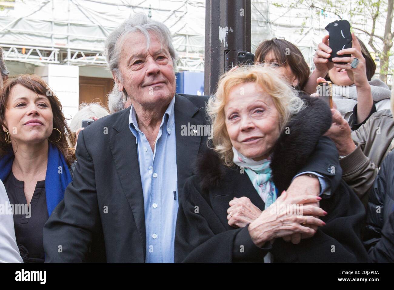 DELPHINE BURKLI - ALAIN DELON, ISABELLE AUBRET - Einweihung des Place Henri Salvado Face à l'Olympia. Foto von Nasser Berzane/ABACAPRESS.COM Stockfoto
