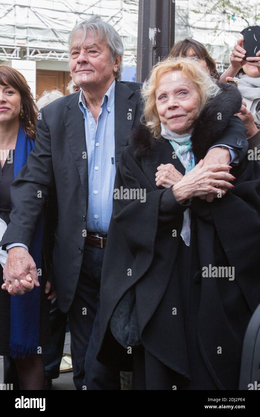 ALAIN DELON, ISABELLE AUBRET - Einweihung des Place Henri Salvado Gesicht à l'Olympia. Foto von Nasser Berzane/ABACAPRESS.COM Stockfoto