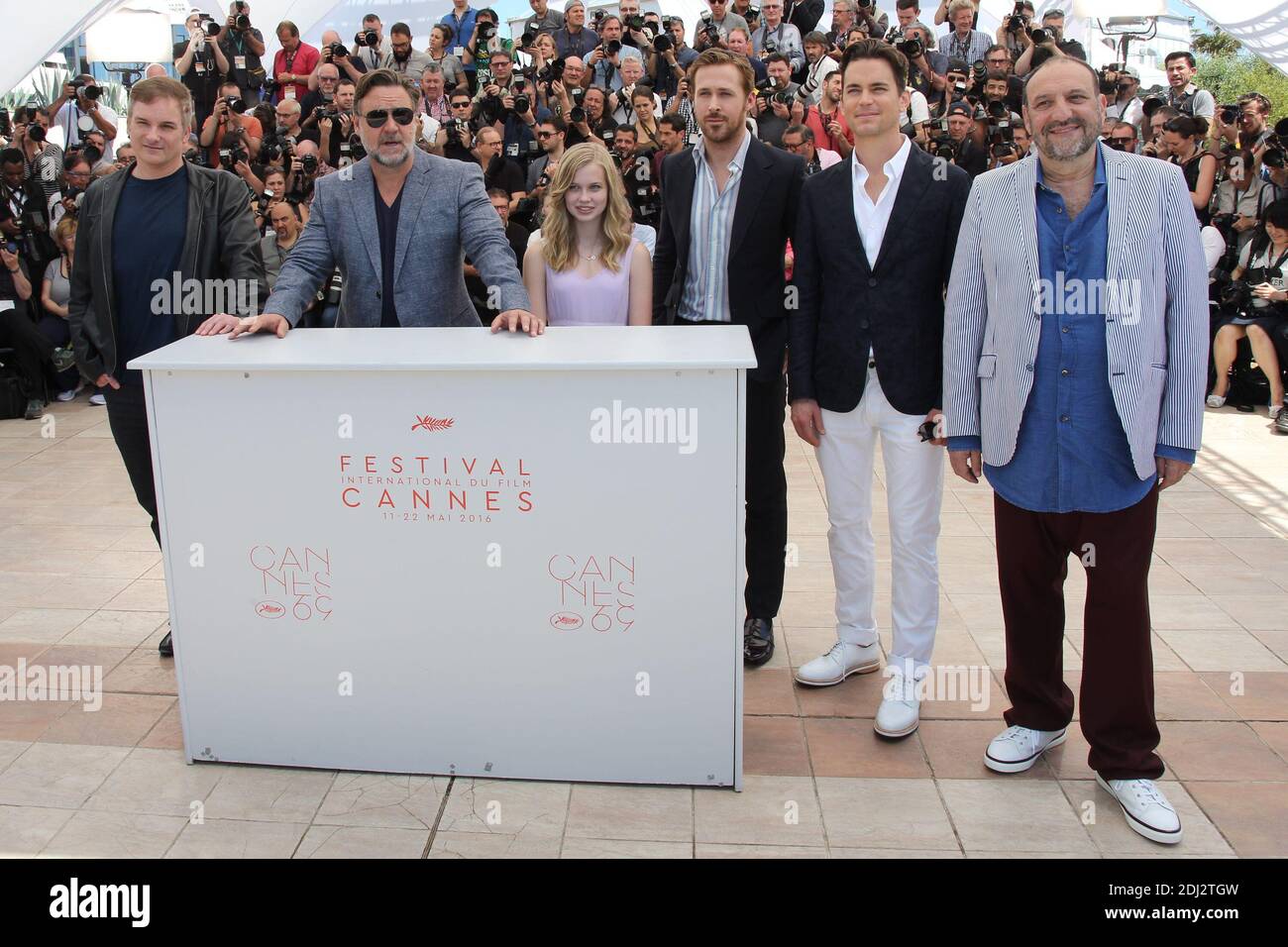 SHANE BLACK, RUSSELL CROWE, ANGOURIE RICE, RYAN GOSLING, MATT BOMER, JOEL SILVER - CANNES 2016 - FOTOCALL DU FILM 'THE NICE GUYS' PHOTO BY NASSER BERZANE/ABACAPRESS.COM Stockfoto