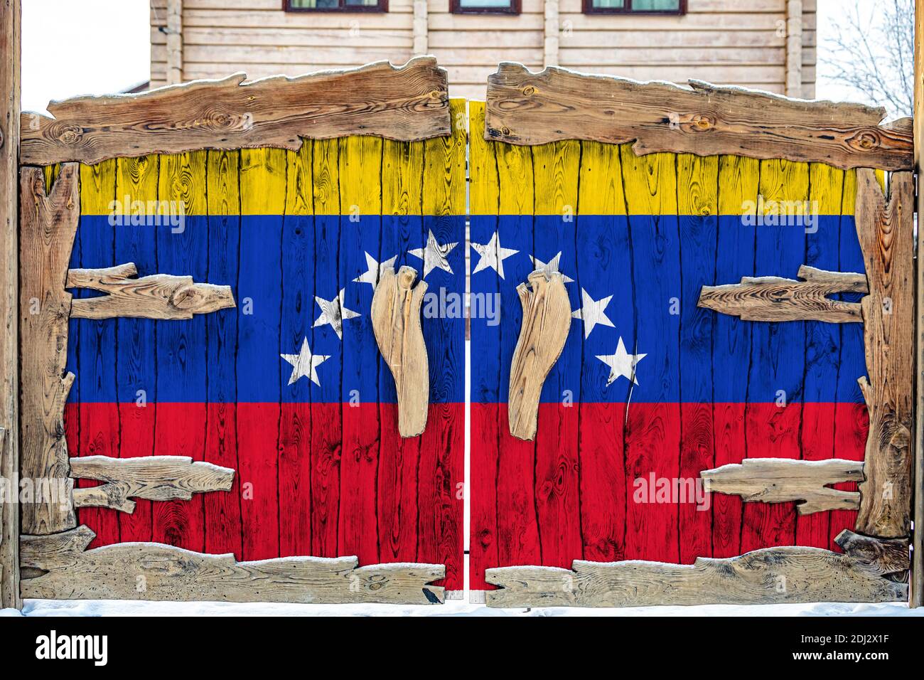 Nahaufnahme der Nationalflagge Venezuelas auf einem Holztor am Eingang zum geschlossenen Territorium. Das Konzept der Lagerung von Waren, Eintritt in einen Abschluss Stockfoto