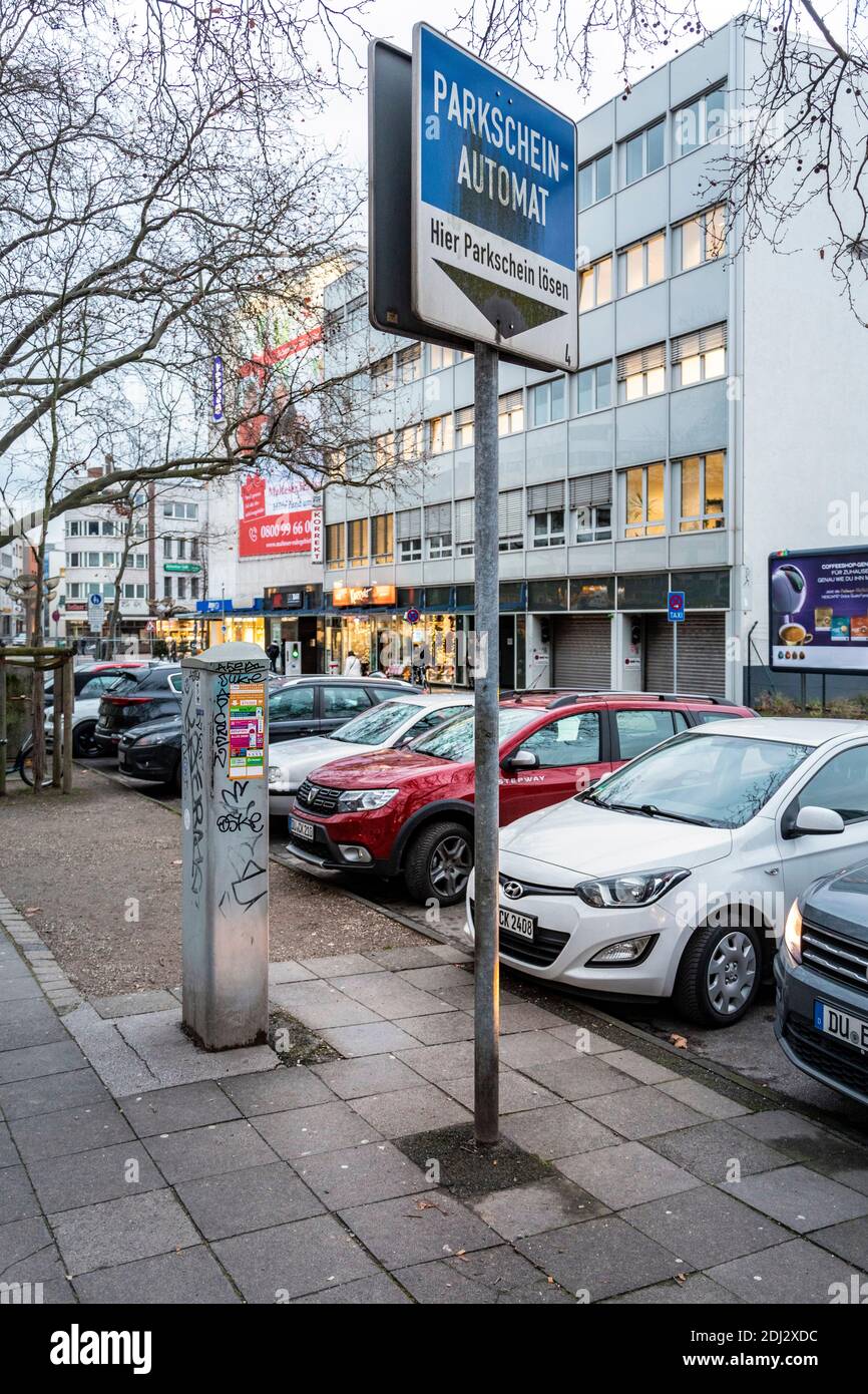 Kostenloses Parken auf öffentlichen Parkplätzen in Duisburg während der Weihnachtszeit in der Corona Pandemie Stockfoto