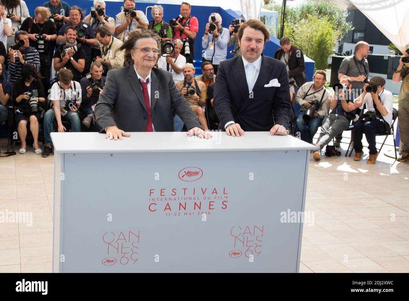 JEAN-PIERRE LEAUD, ALBERT SERRA - FOTOCALL DU FILM 'LA MORT DE LOUIS XIV' - 69EME FESTIVAL DE CANNES, 19/05/2016 FOTO VON NASSER BERZANE/ABACAPRESS.COM Stockfoto